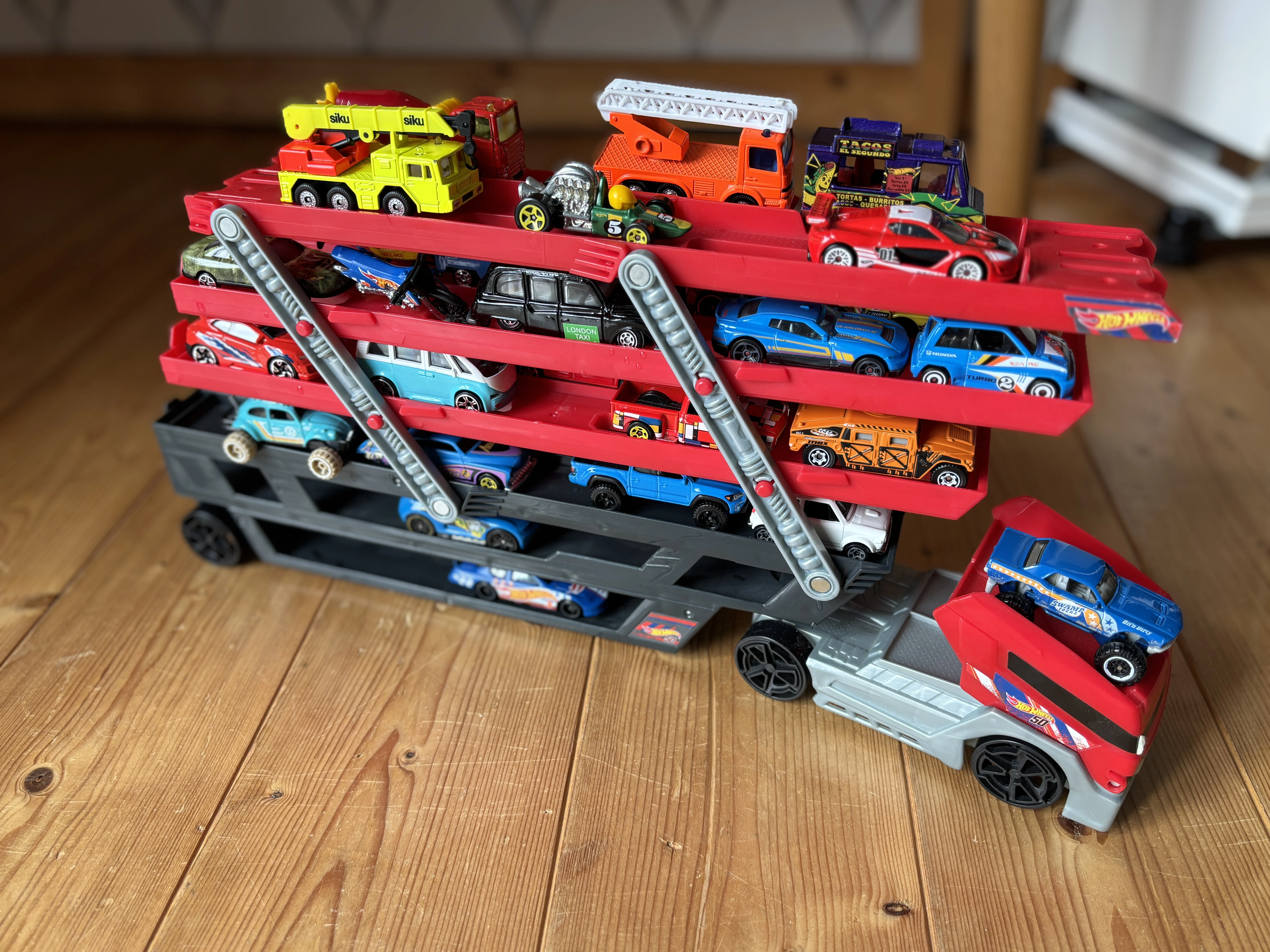 Hot Wheels LKW mit Fahrzeugen