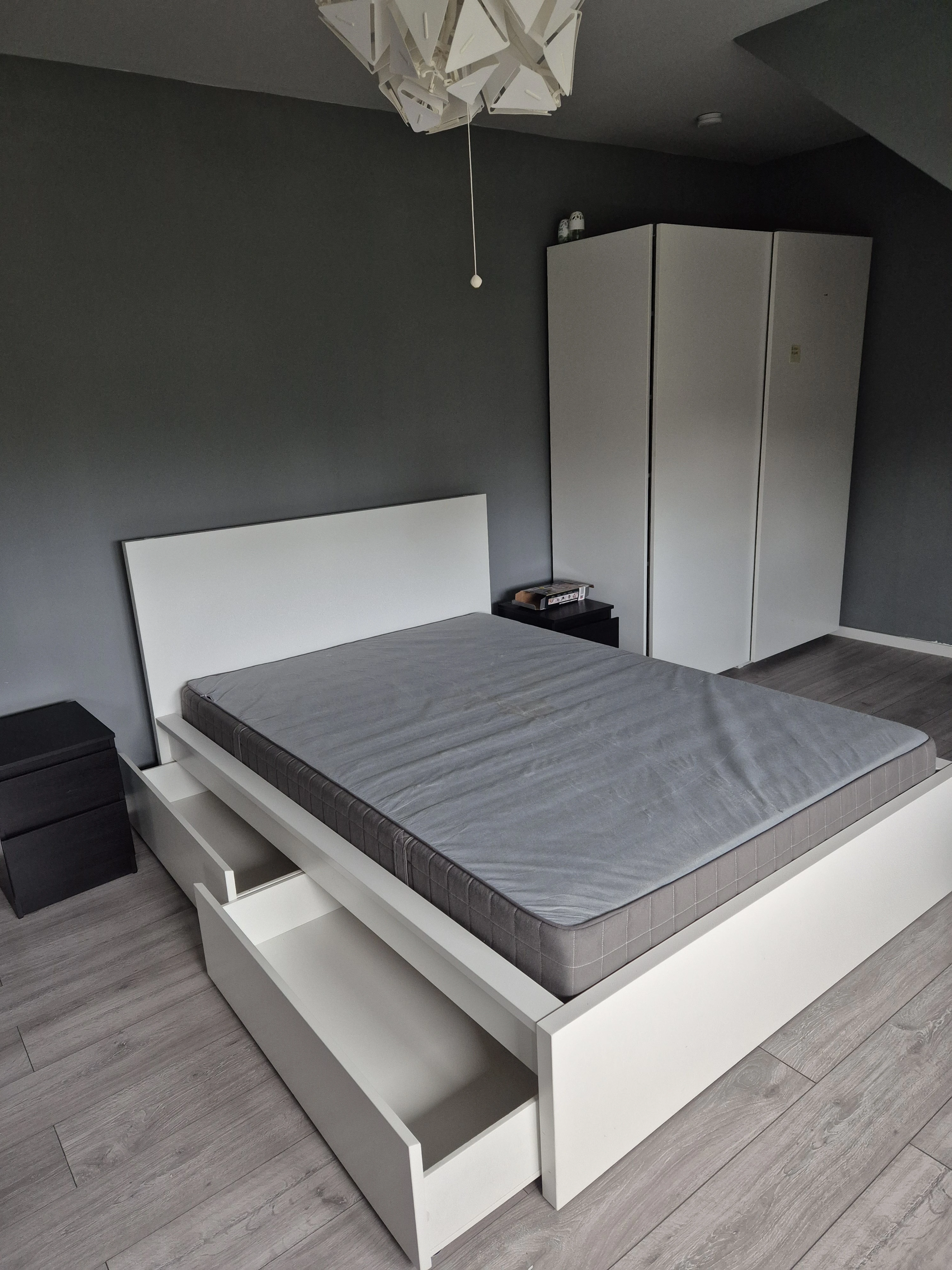 Schlafzimmer, Bett 1,60 m x 2,05 m + Schrank