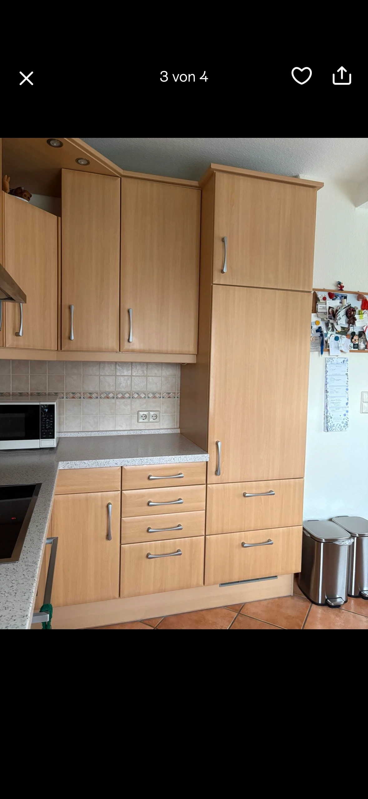 Rechts ist der Kühlschrank 