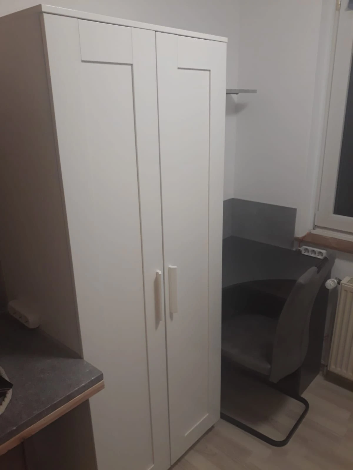 Kleiderschrank mit Eckschreibtisch