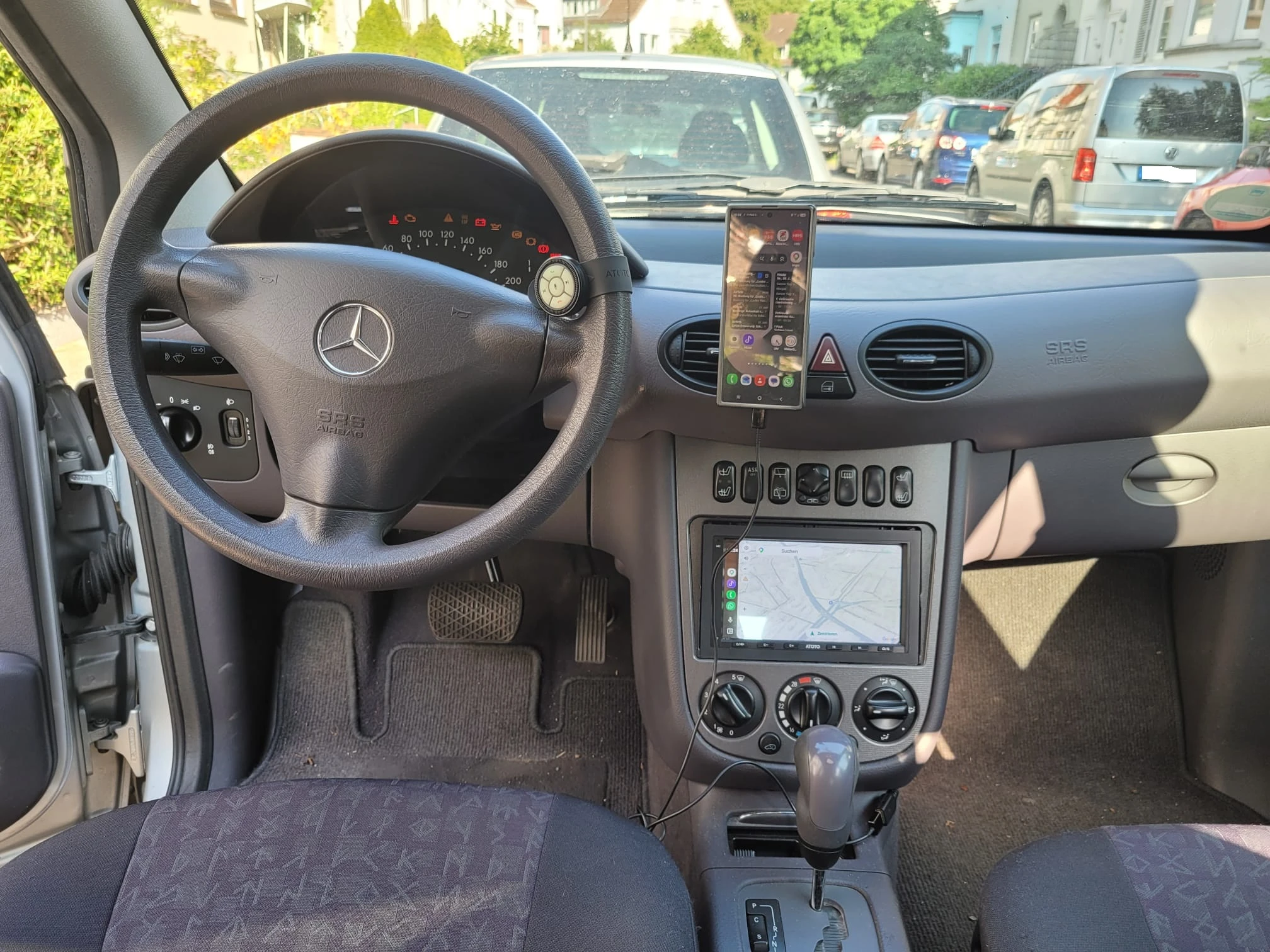 Modernes Navi mit Rückfahrkamera