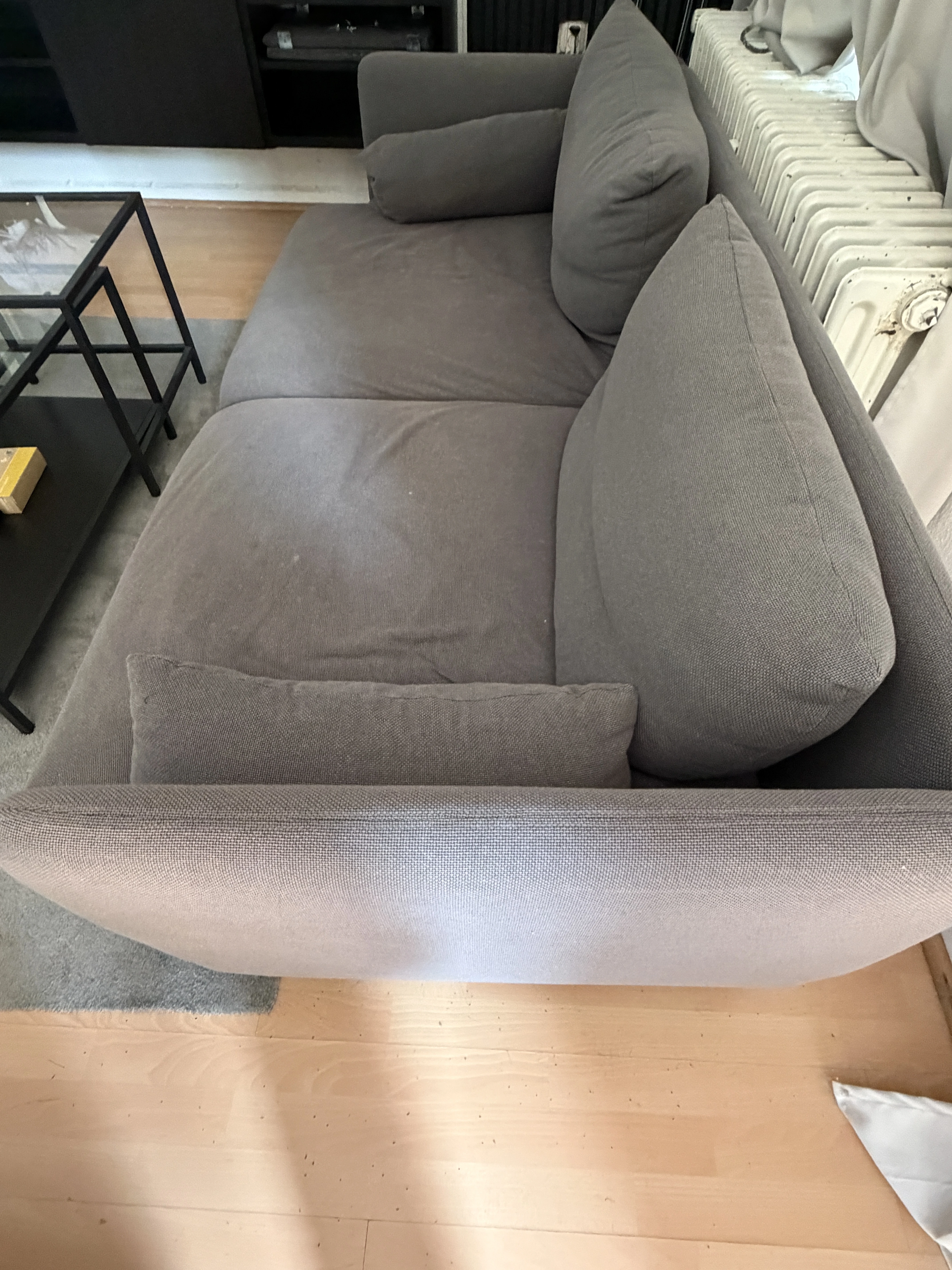 Graues niedriges Sofa 