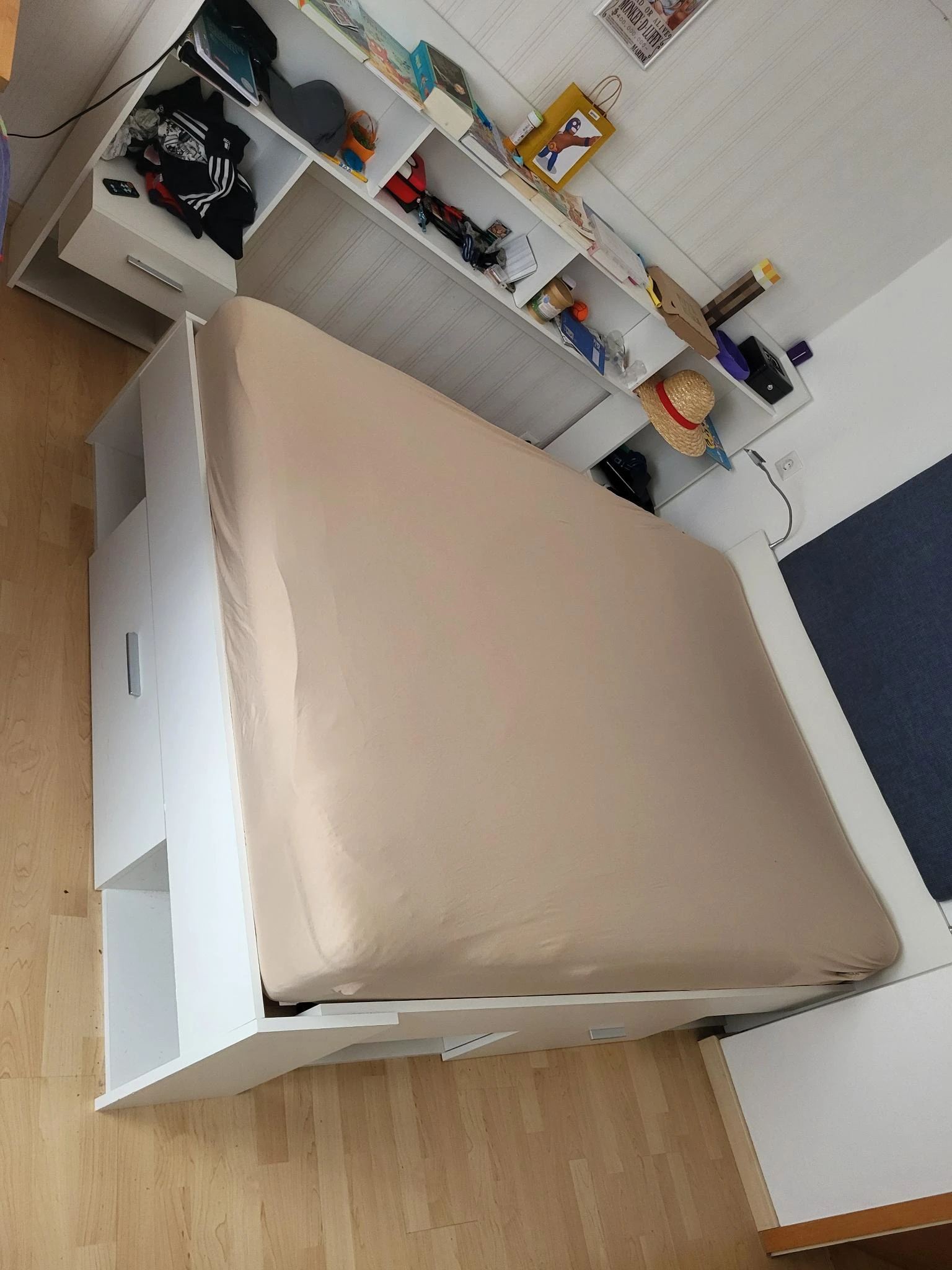 Bett mit Kopfteil