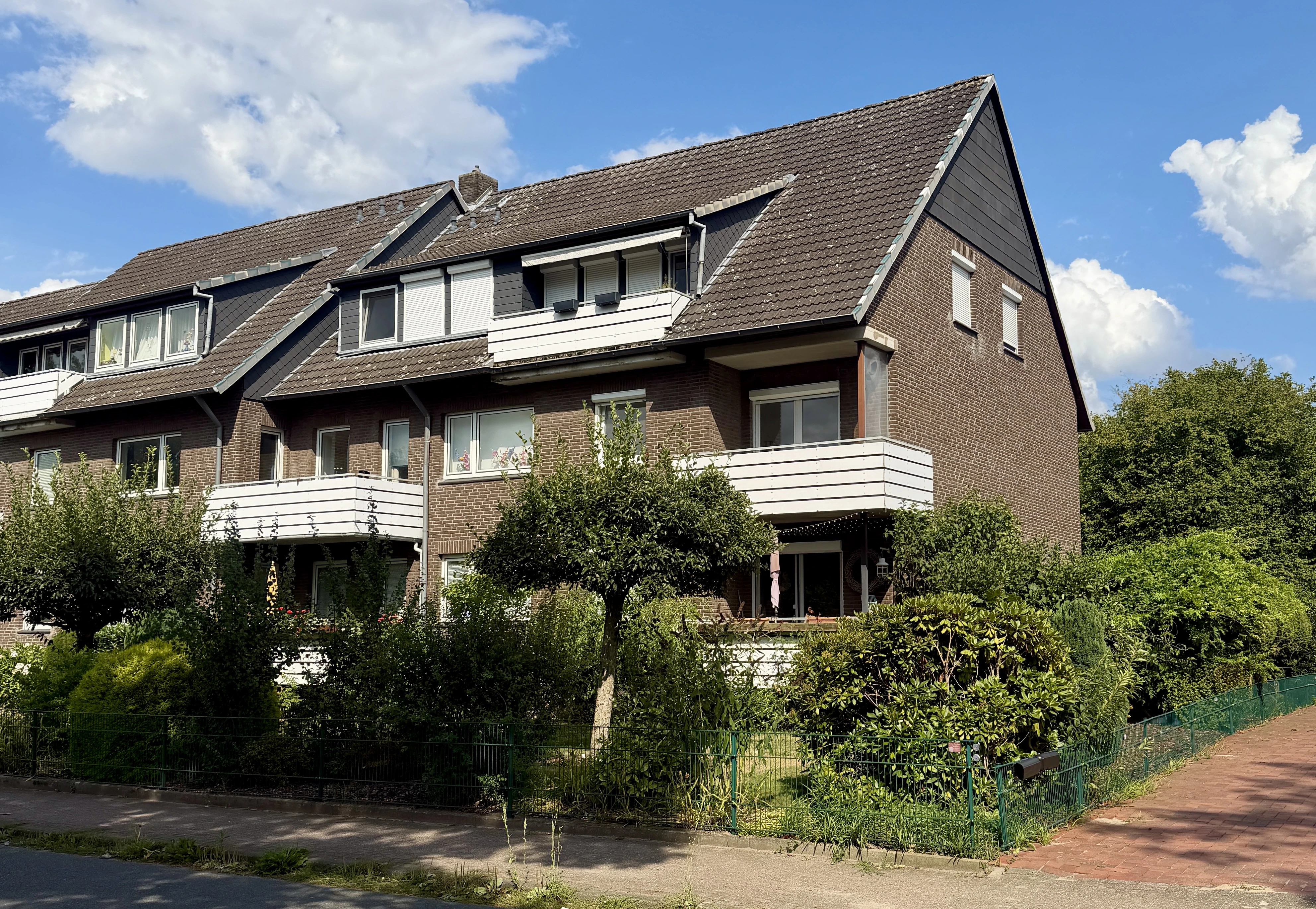 Außenansicht mit Balkon
