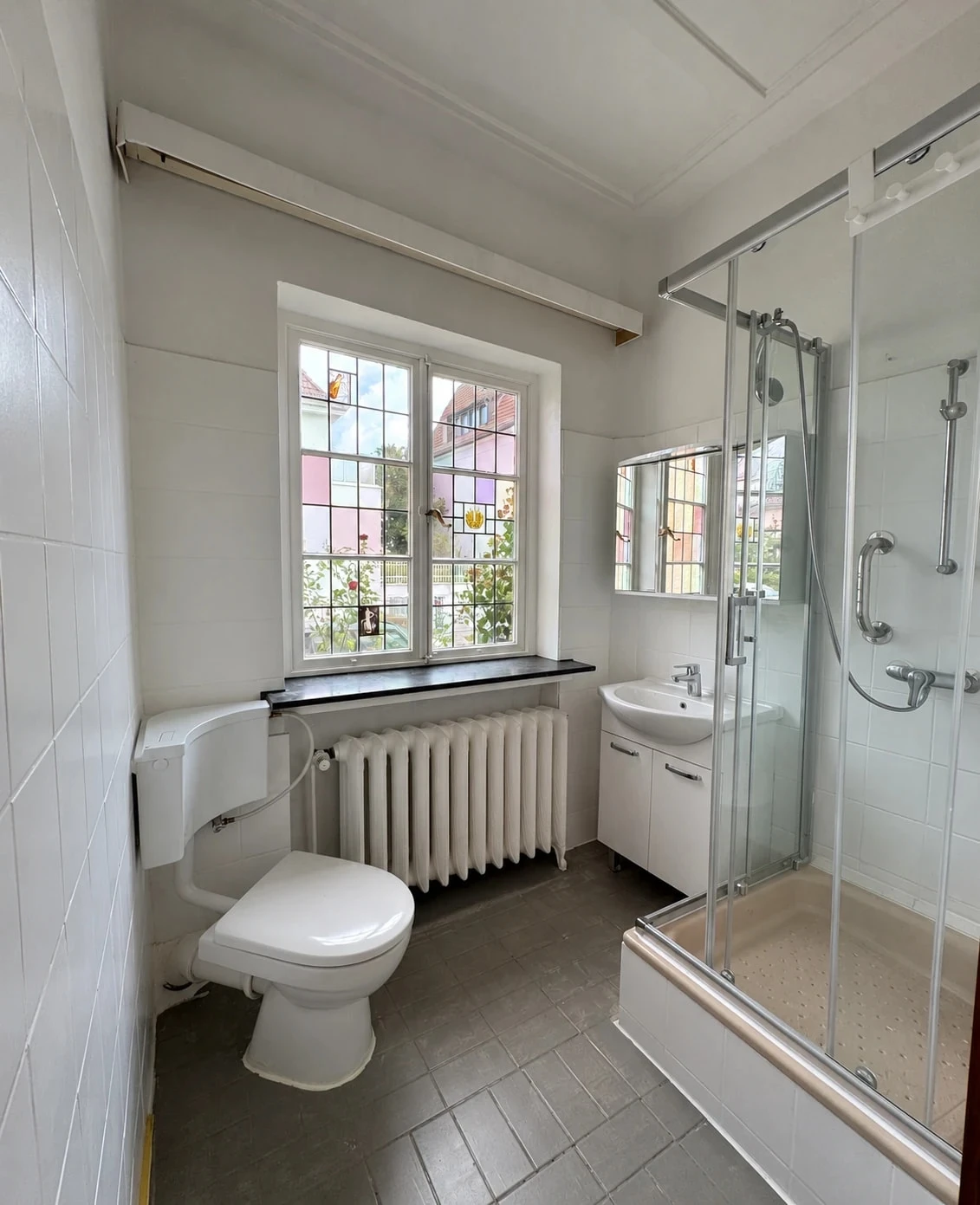 Badezimmer, hat jetzt ein Vorhang