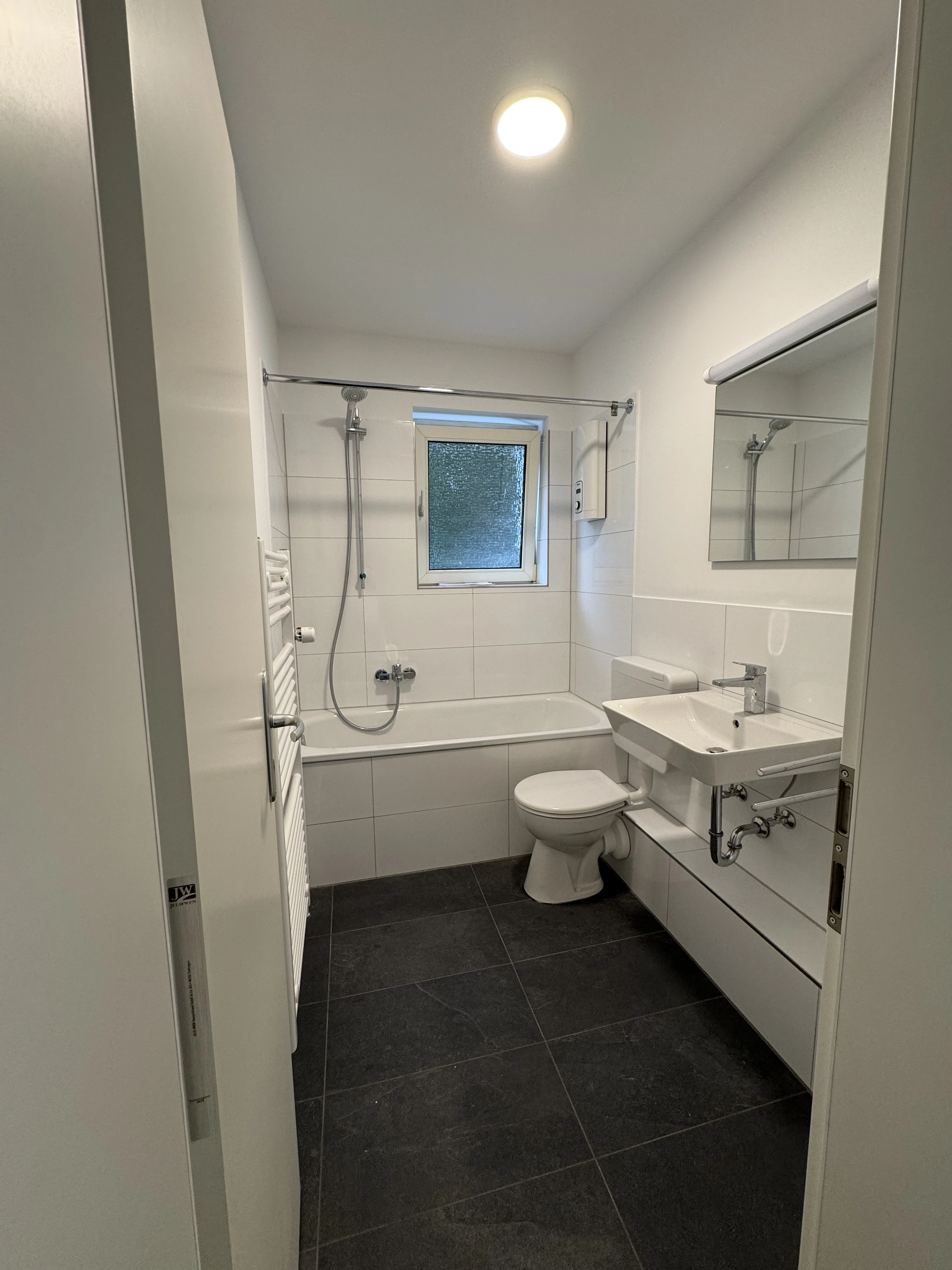 Neues Badezimmer mit Fenster 