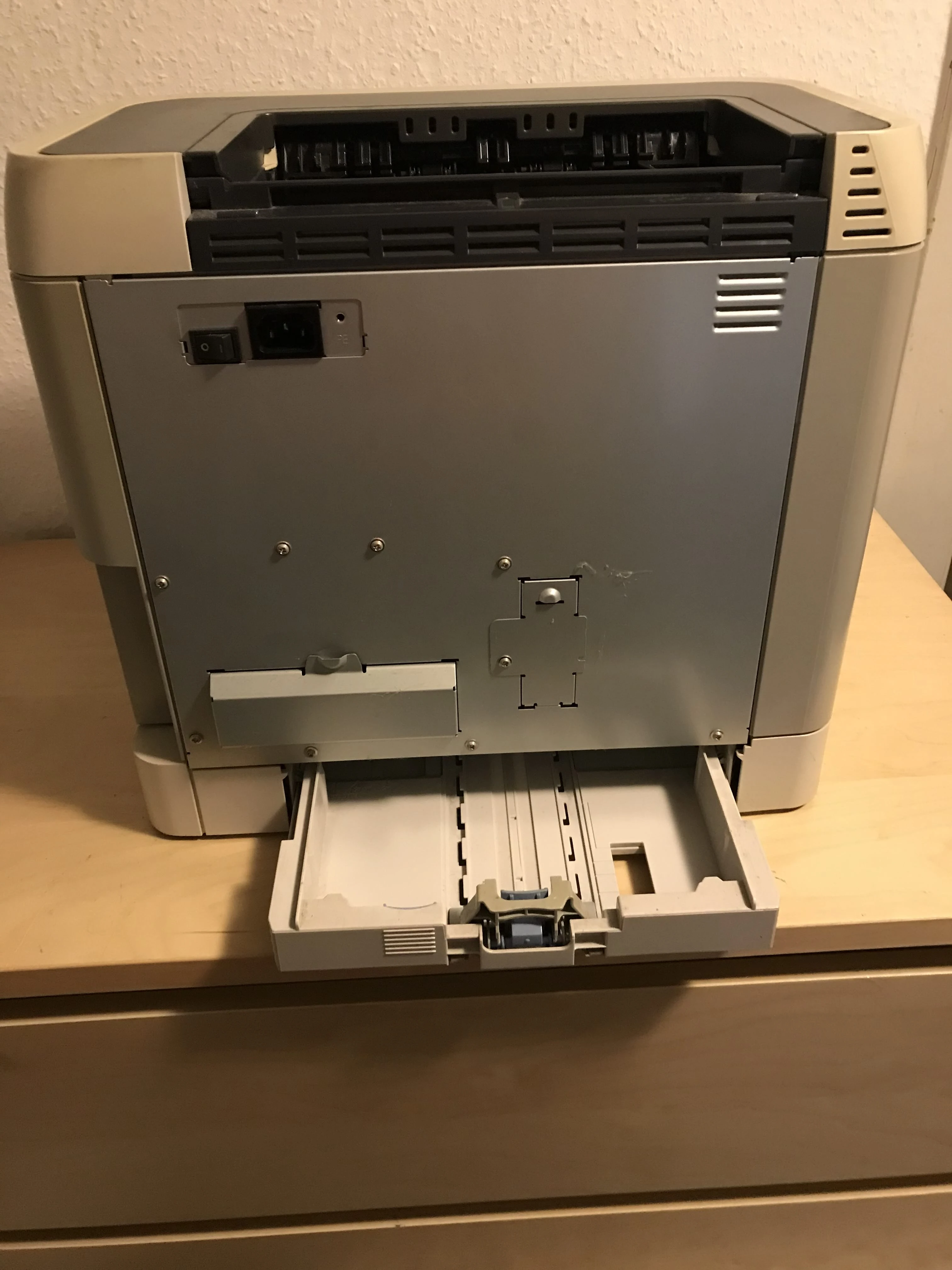 von hinten mit Papierfach