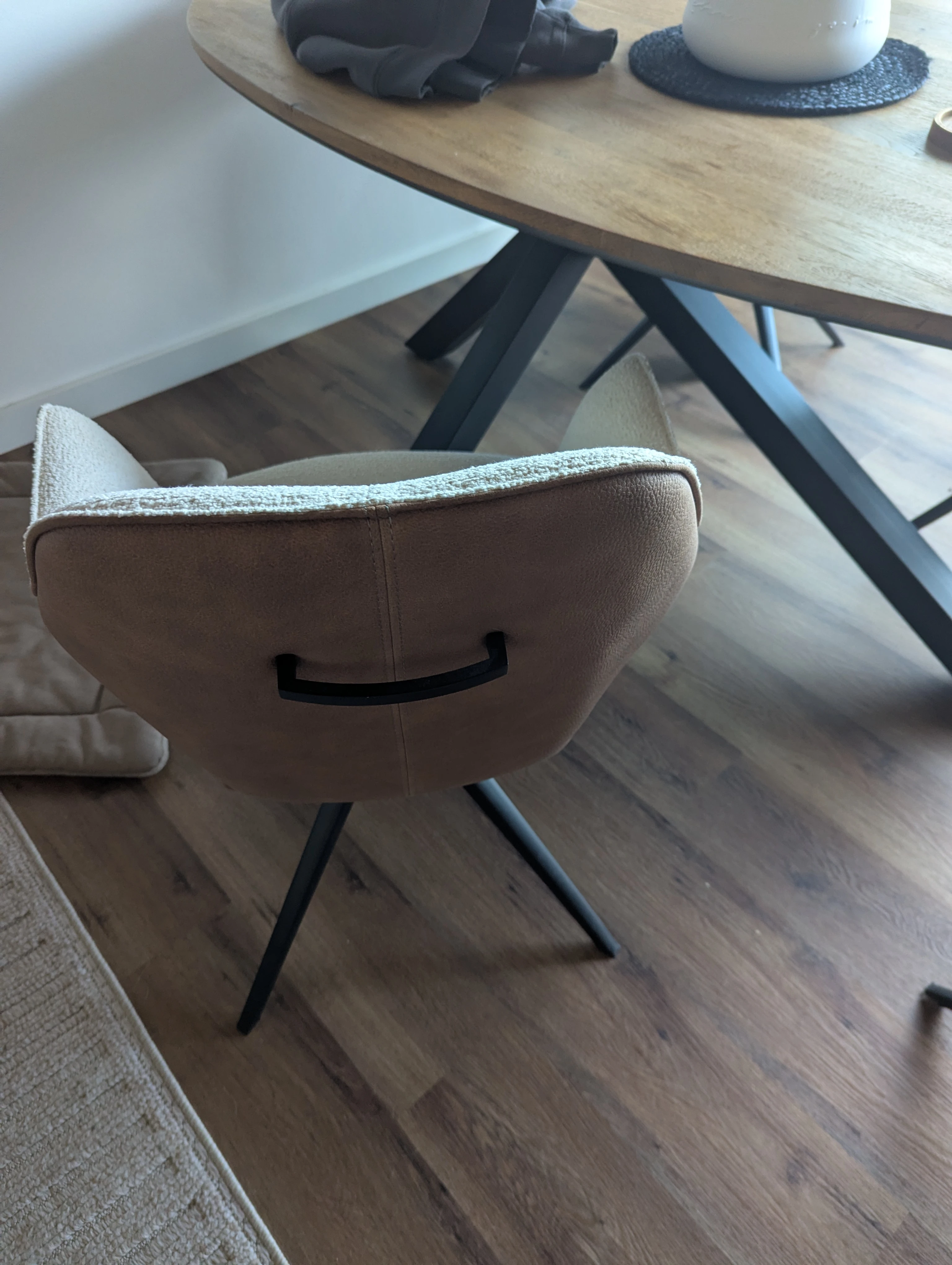 Stühl von hinten mit Griff 