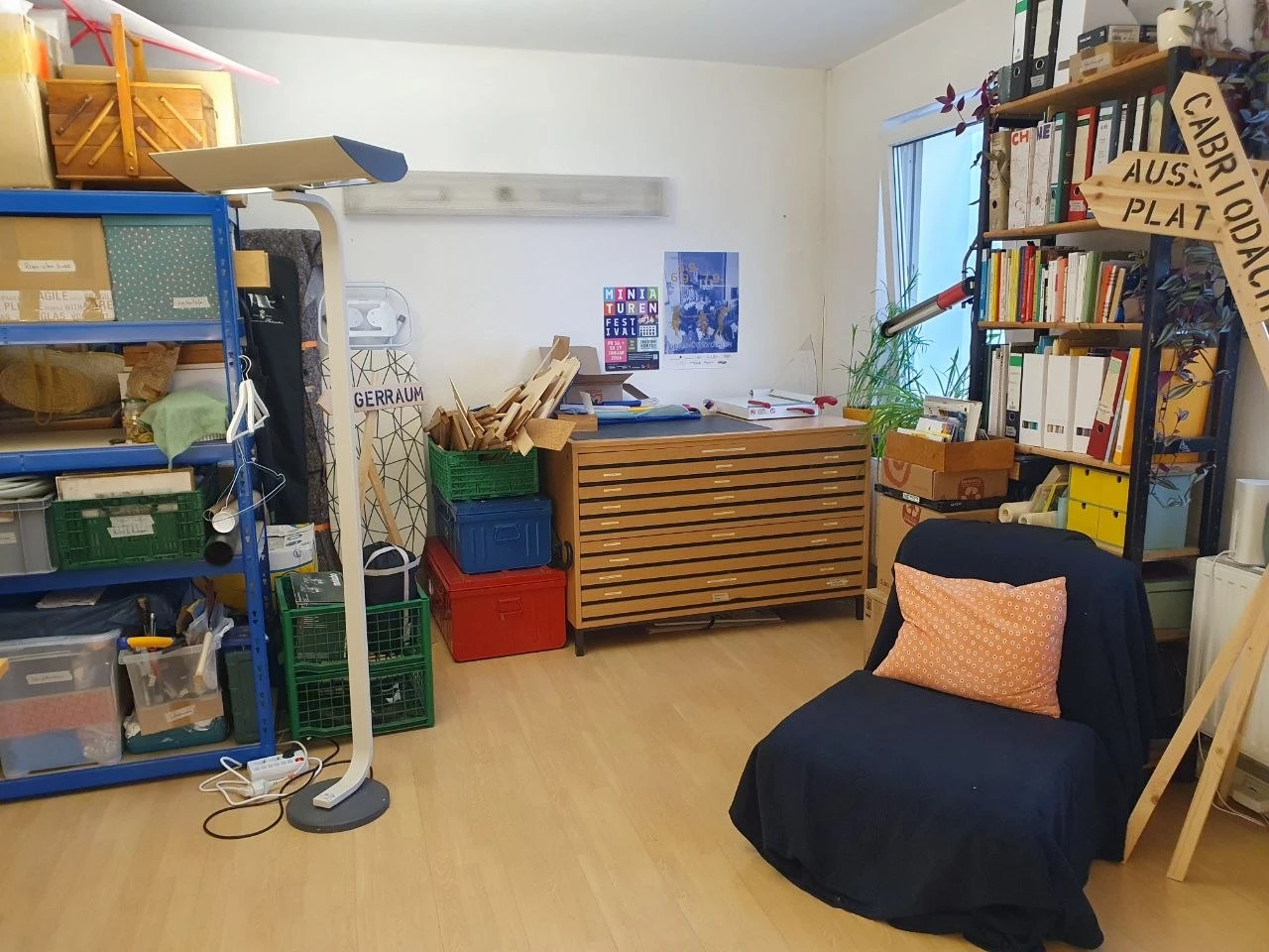 Papierschrank, Schlafsessel, Fenster etc.
