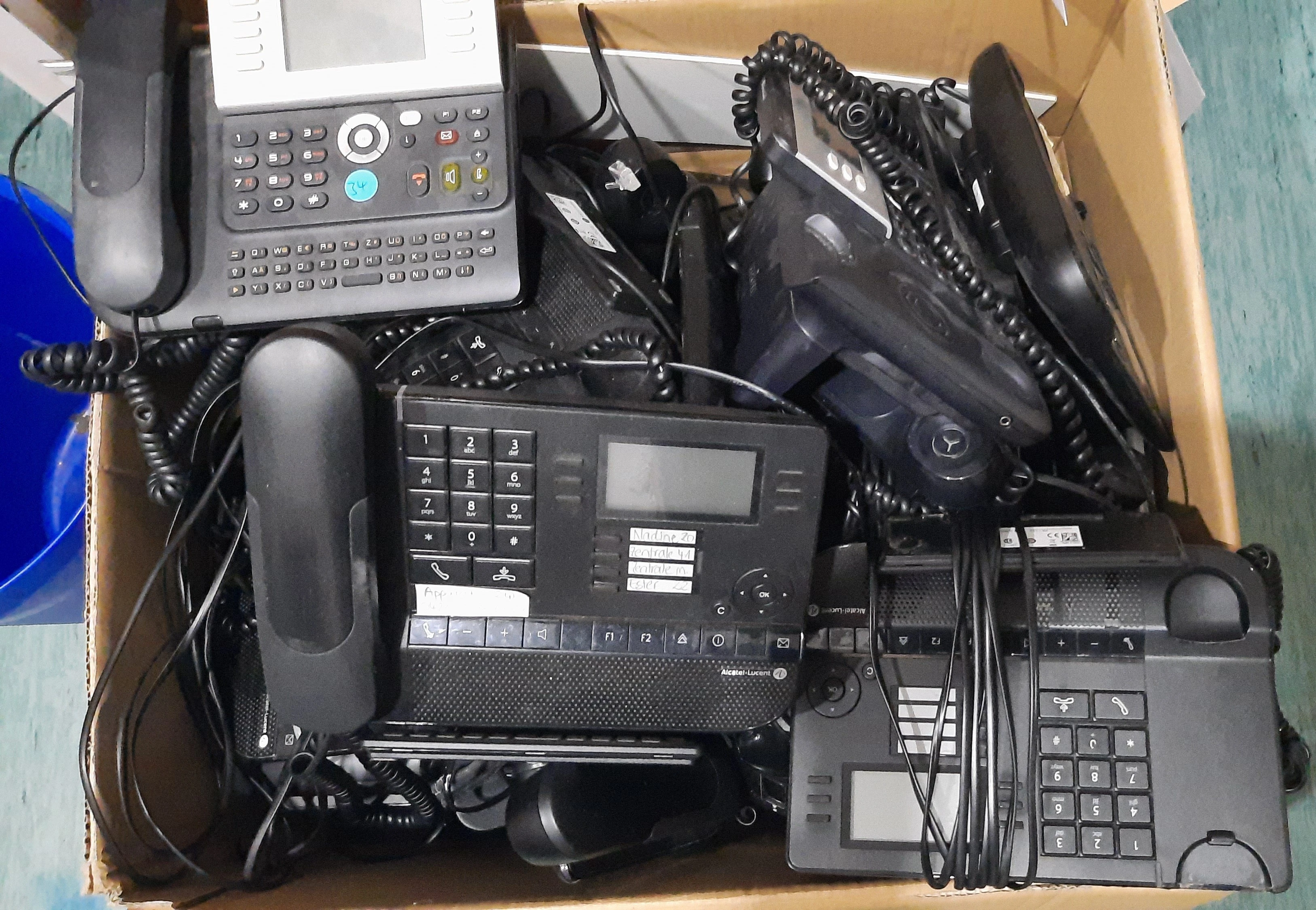 Ein Karton voll Telefone