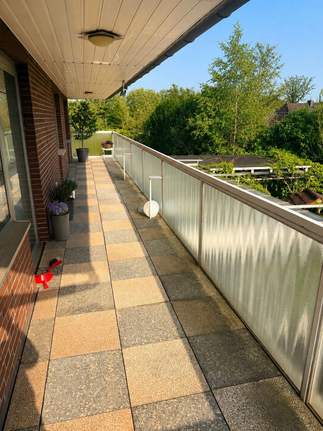 Langer Südbalkon mit Blick ins Grüne