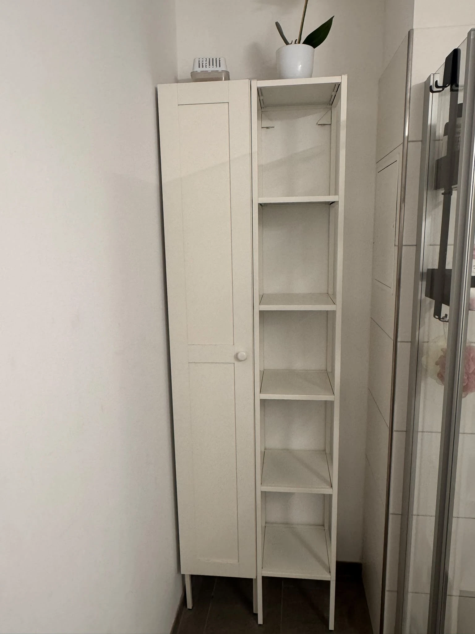 Links der Holzschrank