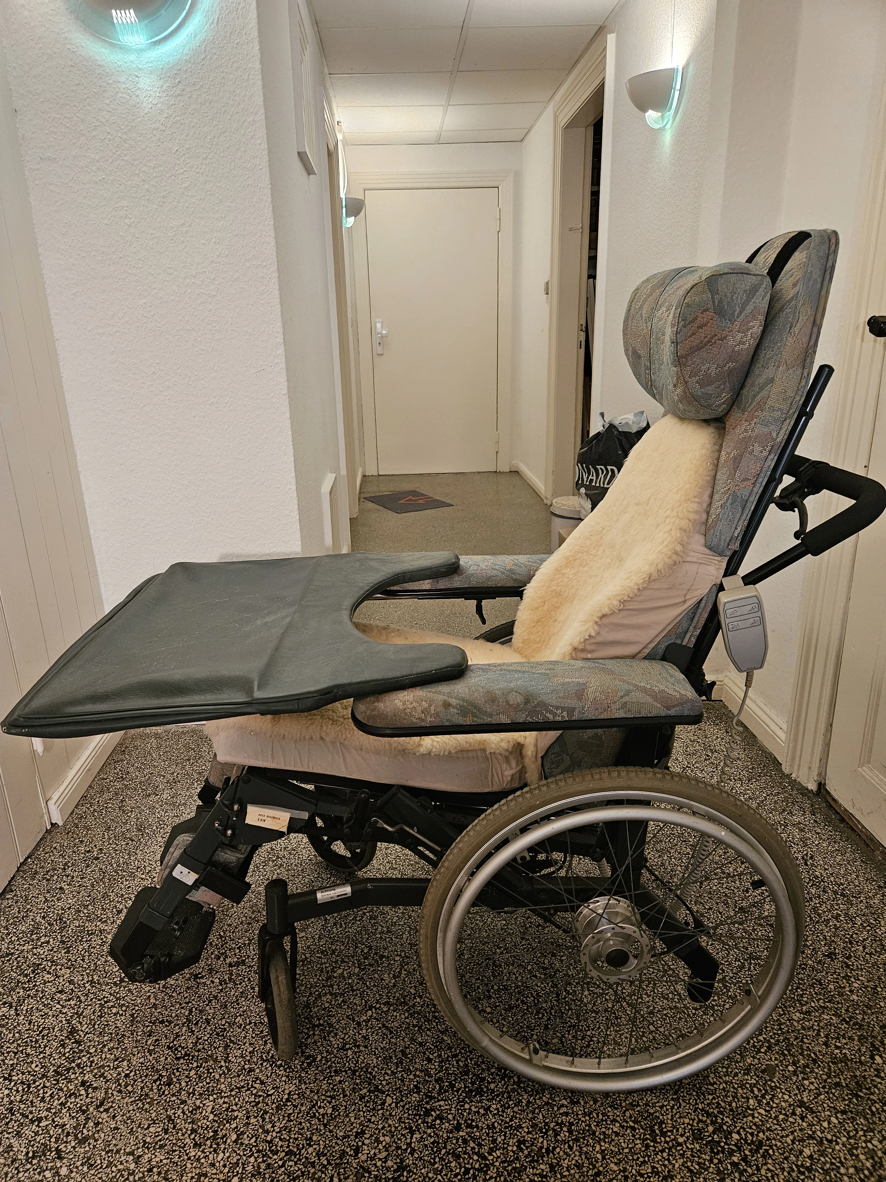 mit Arbeitsplatte