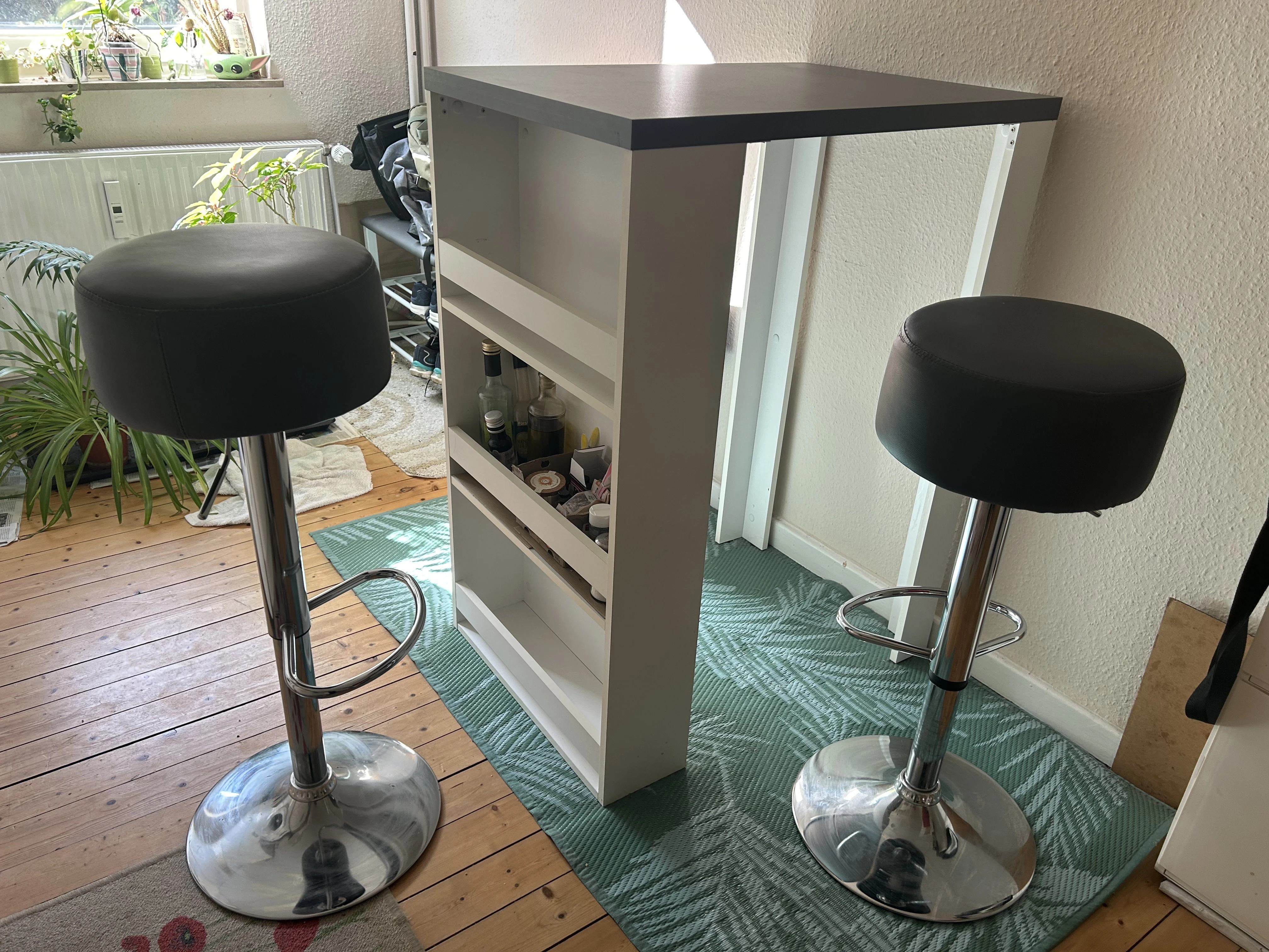Bartisch kurz 3 Schichten Ant/Weiß + Barhocker 2er Set Grau