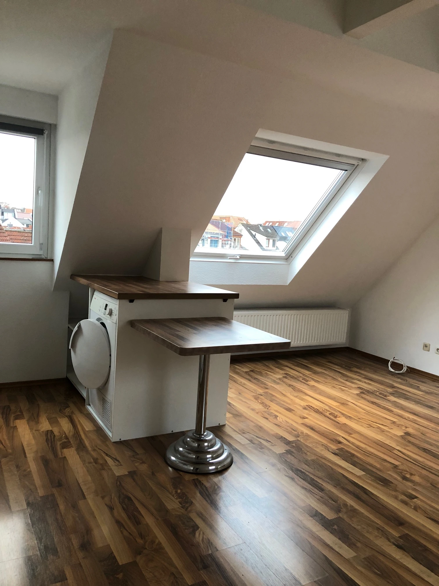 Kleiner Tisch mit Wäschetrockner