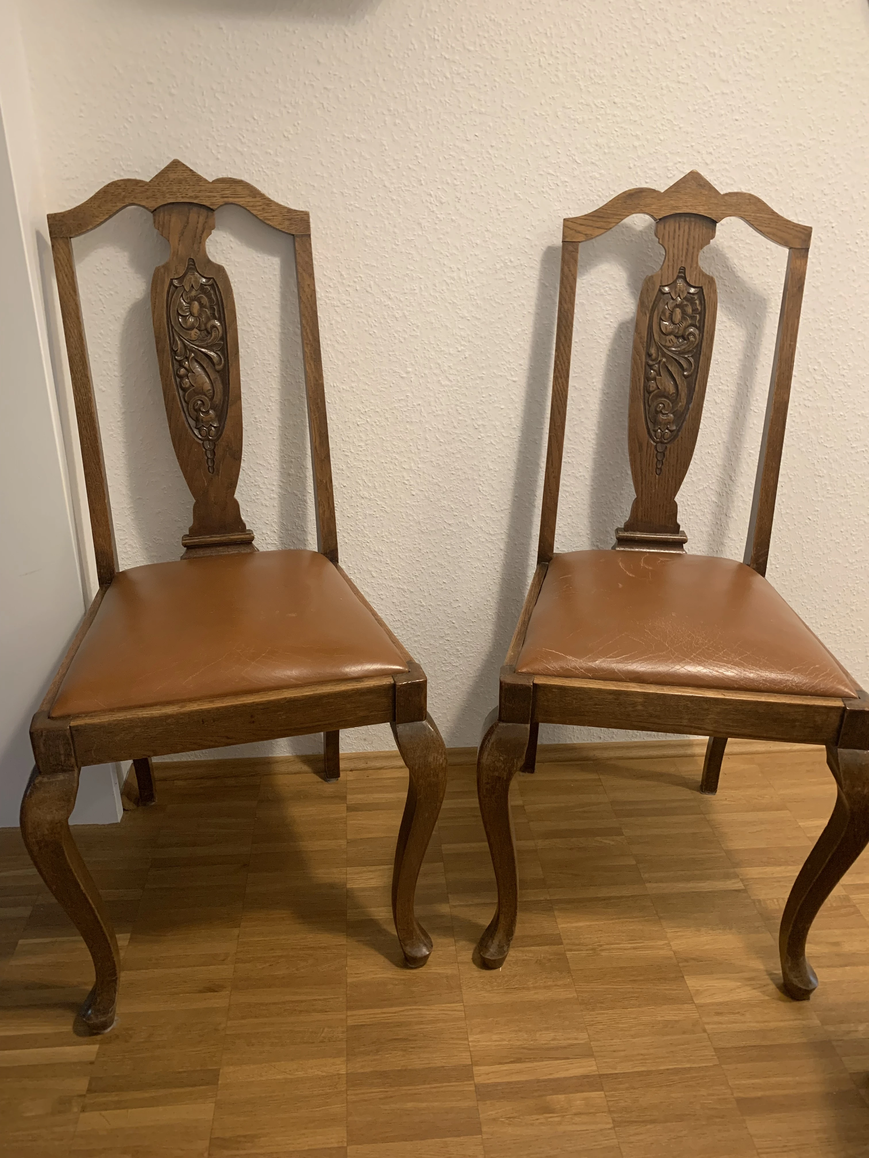 2 Stühle mit Schnitzelementen