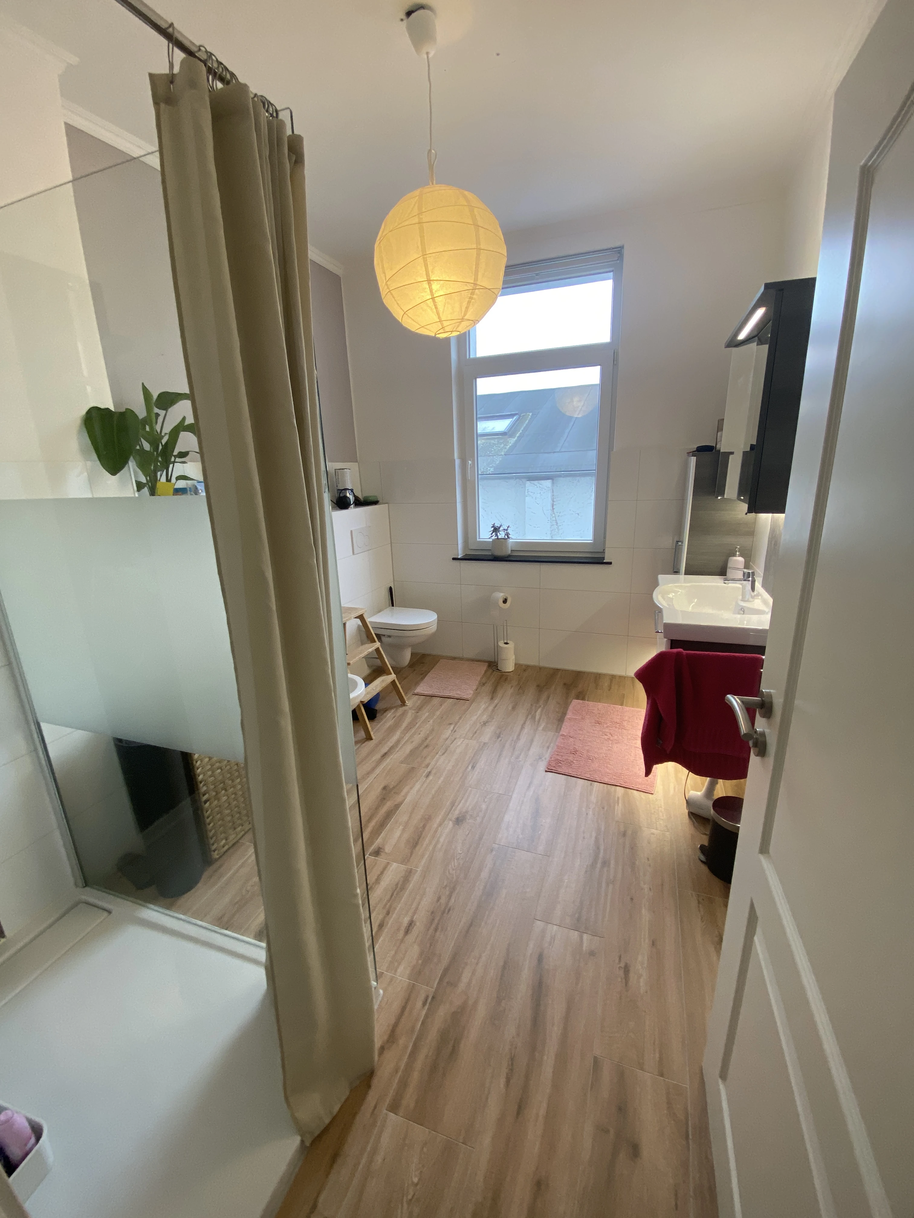Eigenes Badezimmer mit Dusche und Bidet