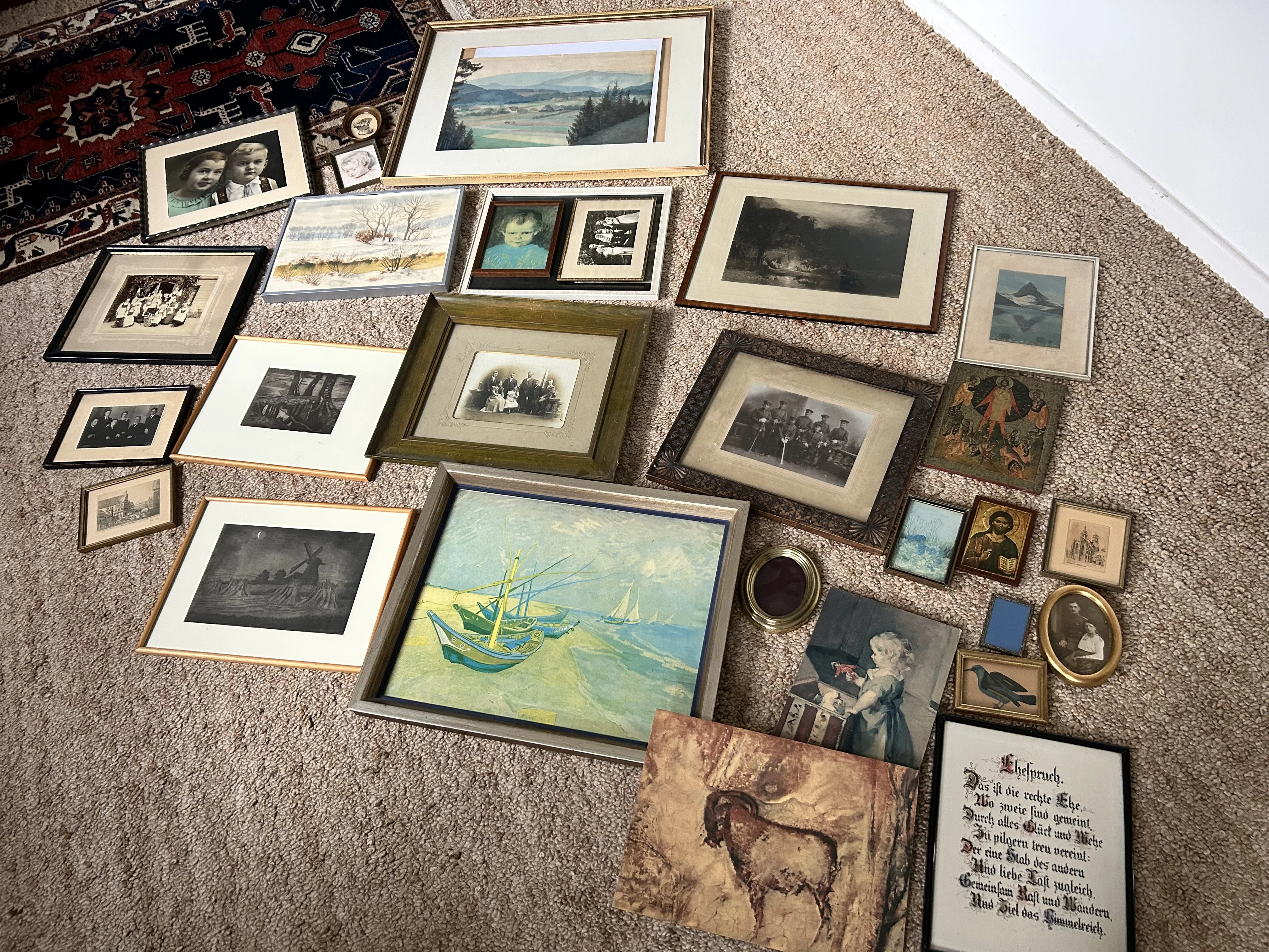 Sammlung diverser Bilder und Rahmen 