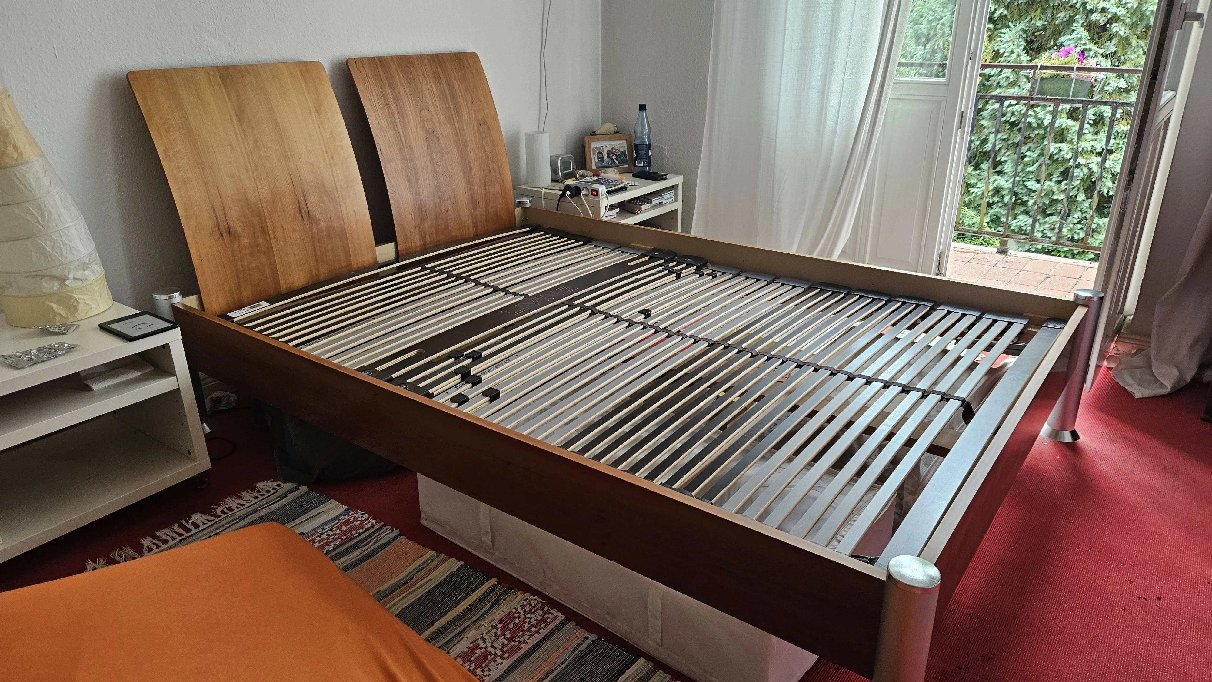 Bett mit Kopfteil