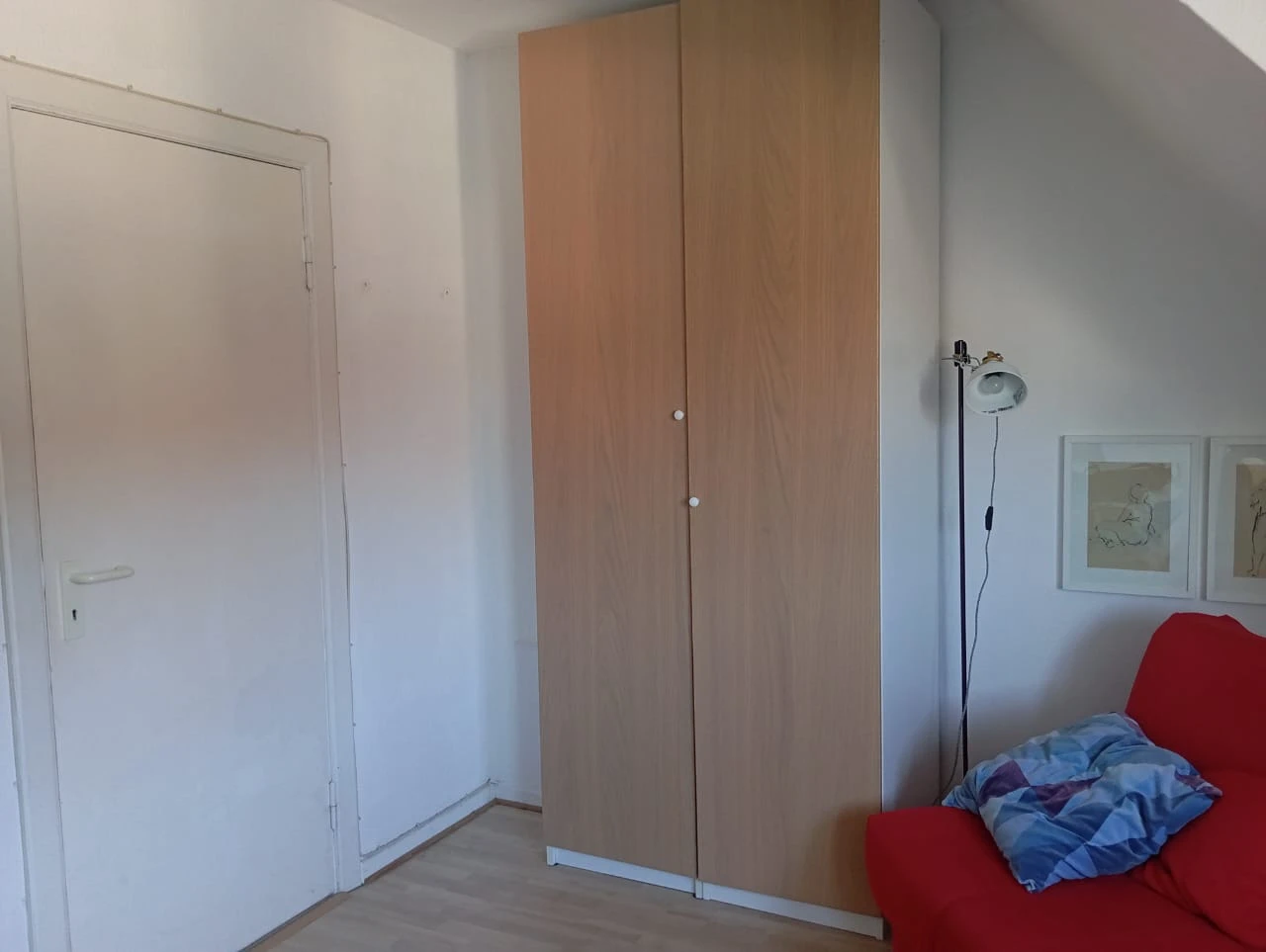 freies möbliertes Zimmer