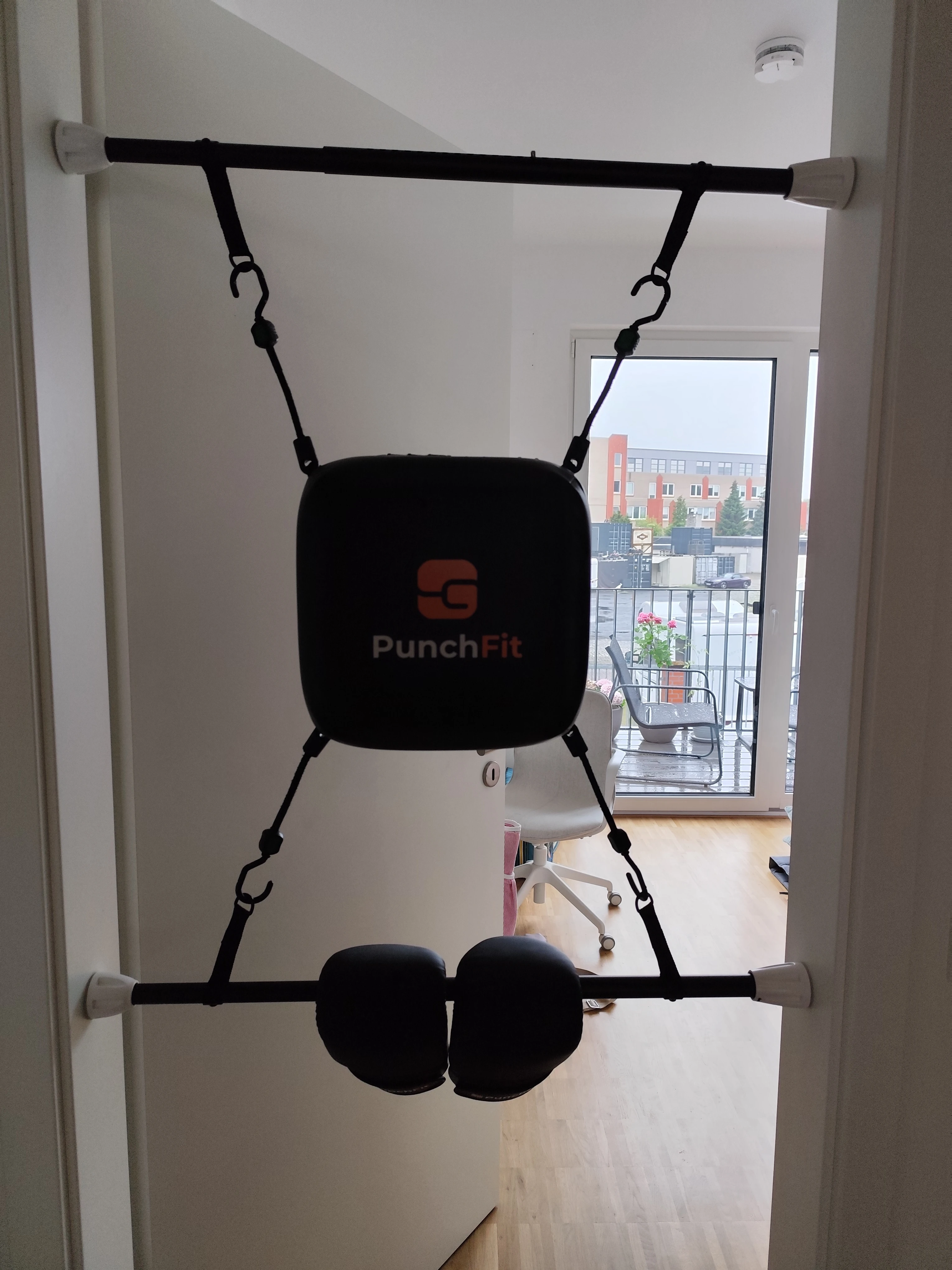 Im Türrahmen aufgespanntes Boxkissen 