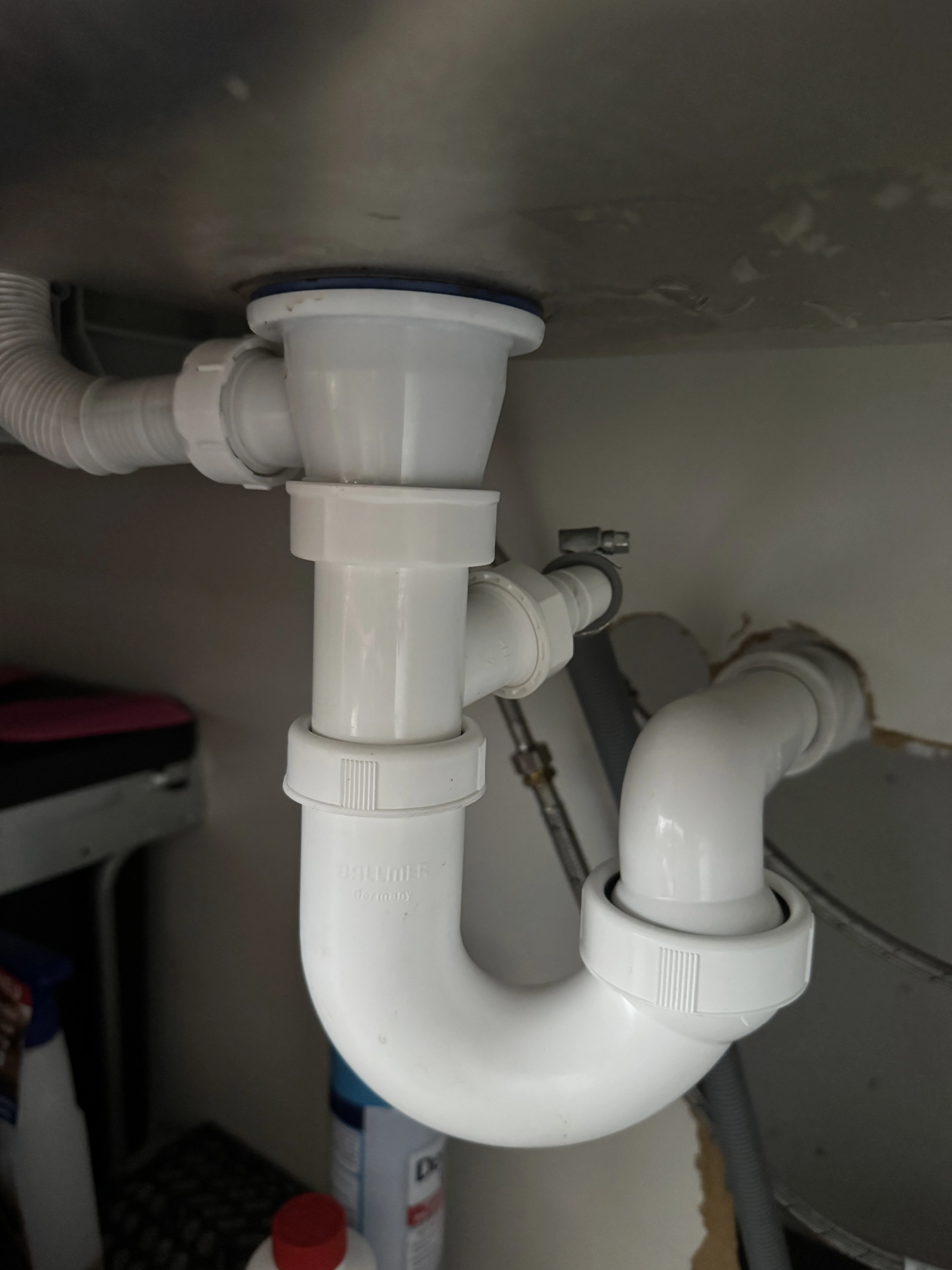 Siphon unter der Spüle
