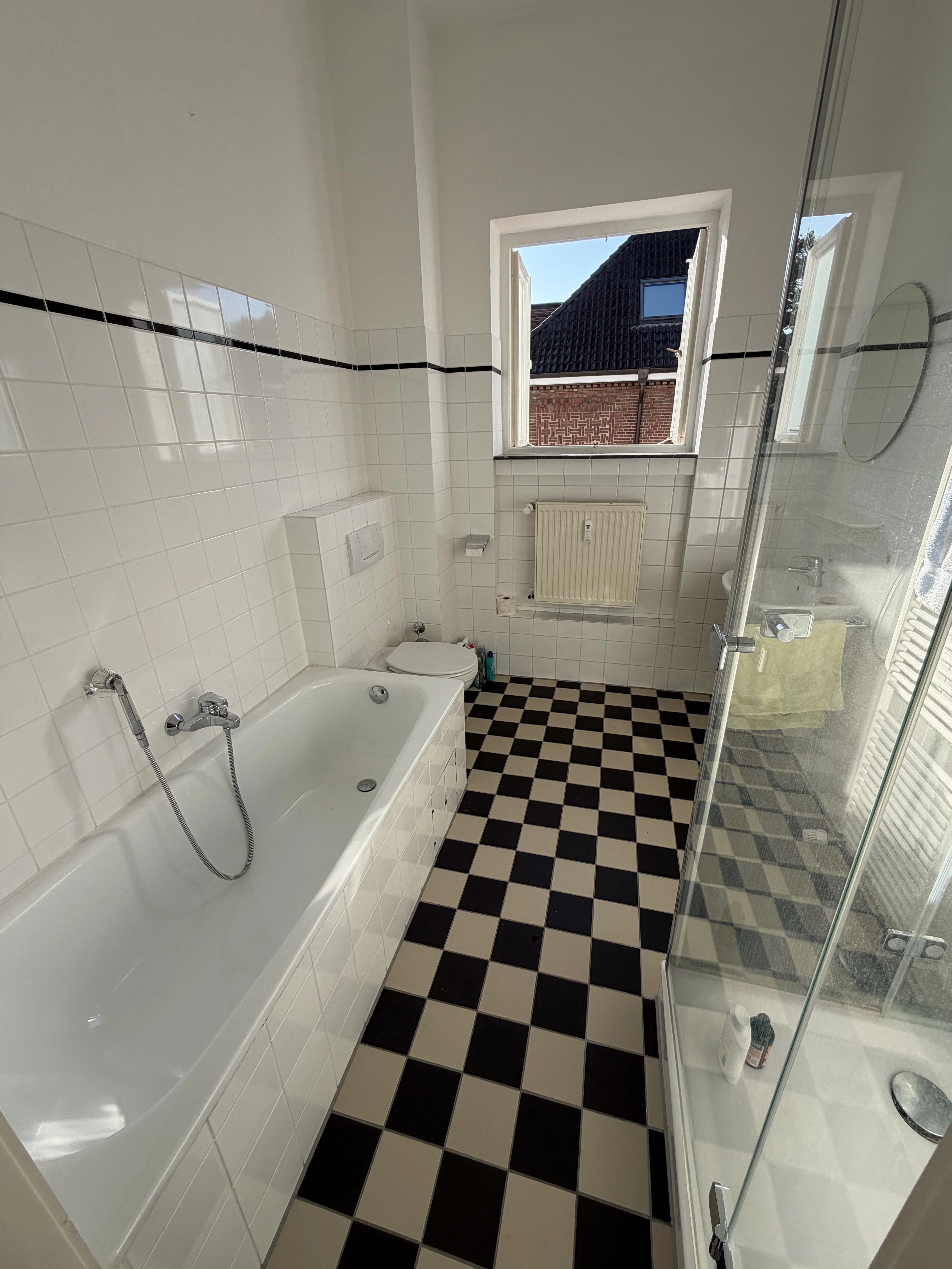 Badezimmer mit Badewanne u.Dusche, Fenster