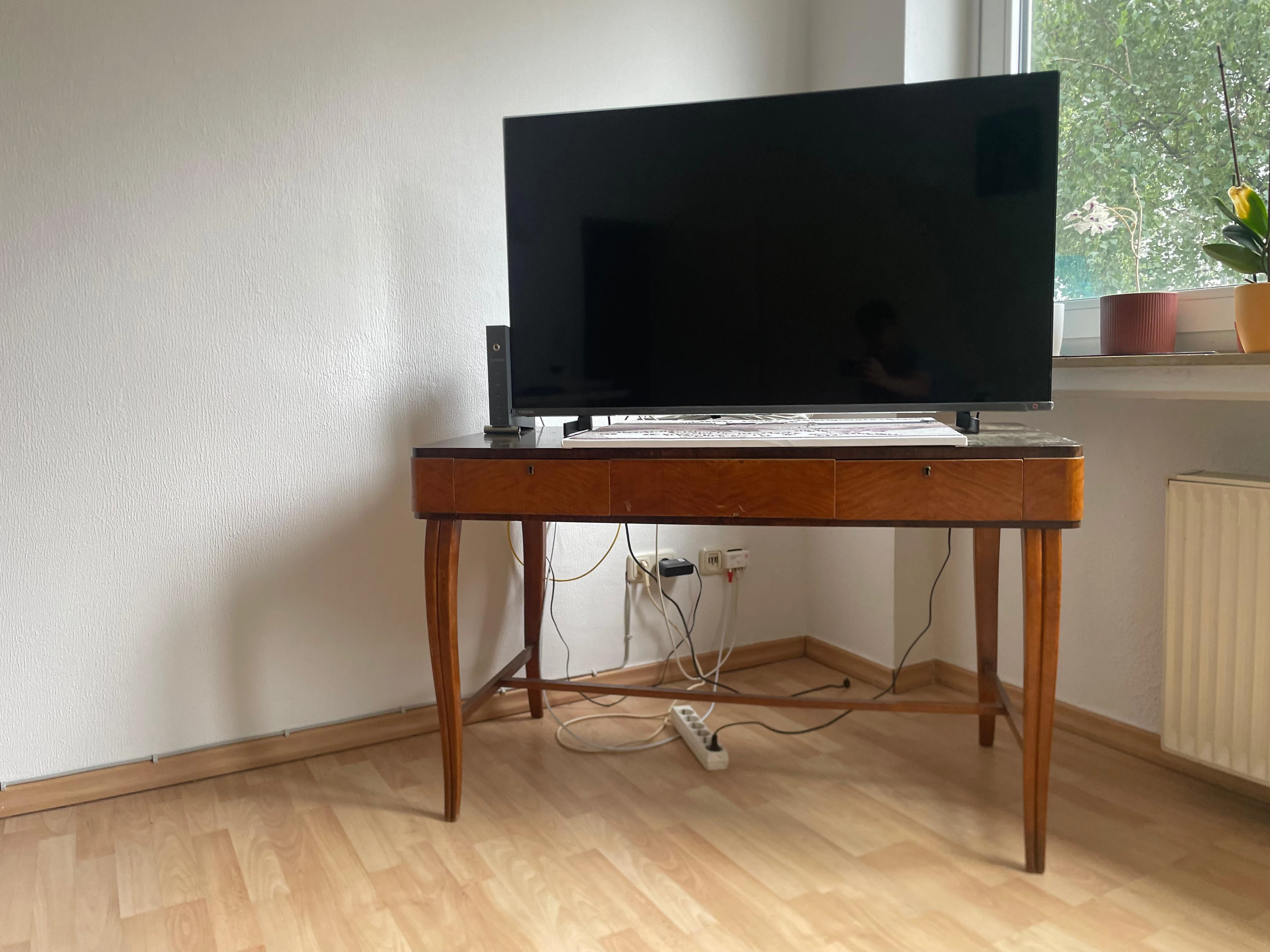 Inklusive TV-Ständer.