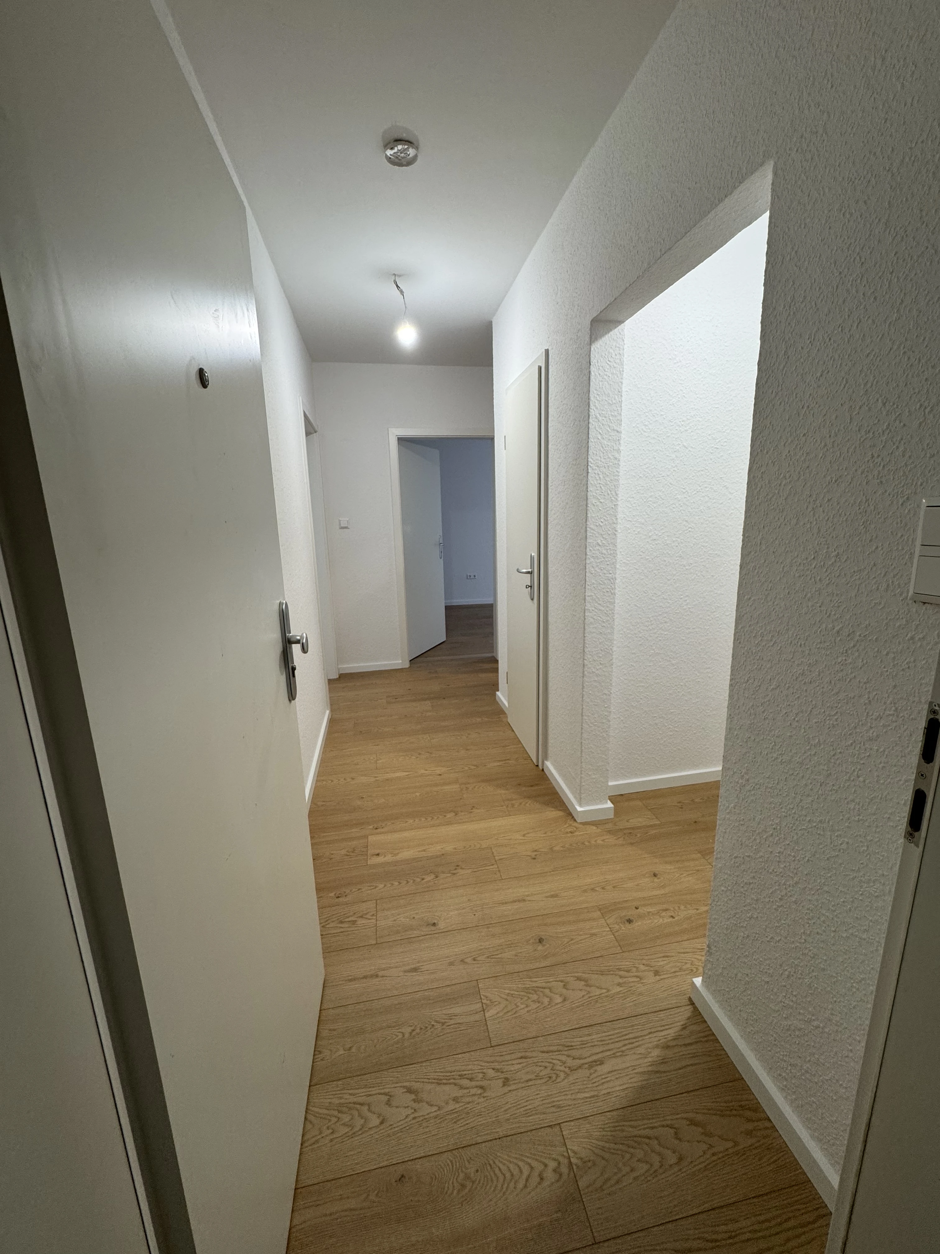 Flur mit neuem Laminatboden