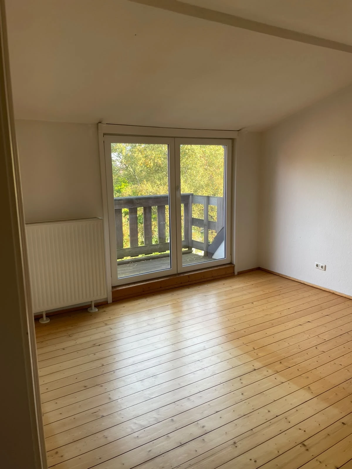 Wohnzimmer/Ausgang zum Kl. Balkon