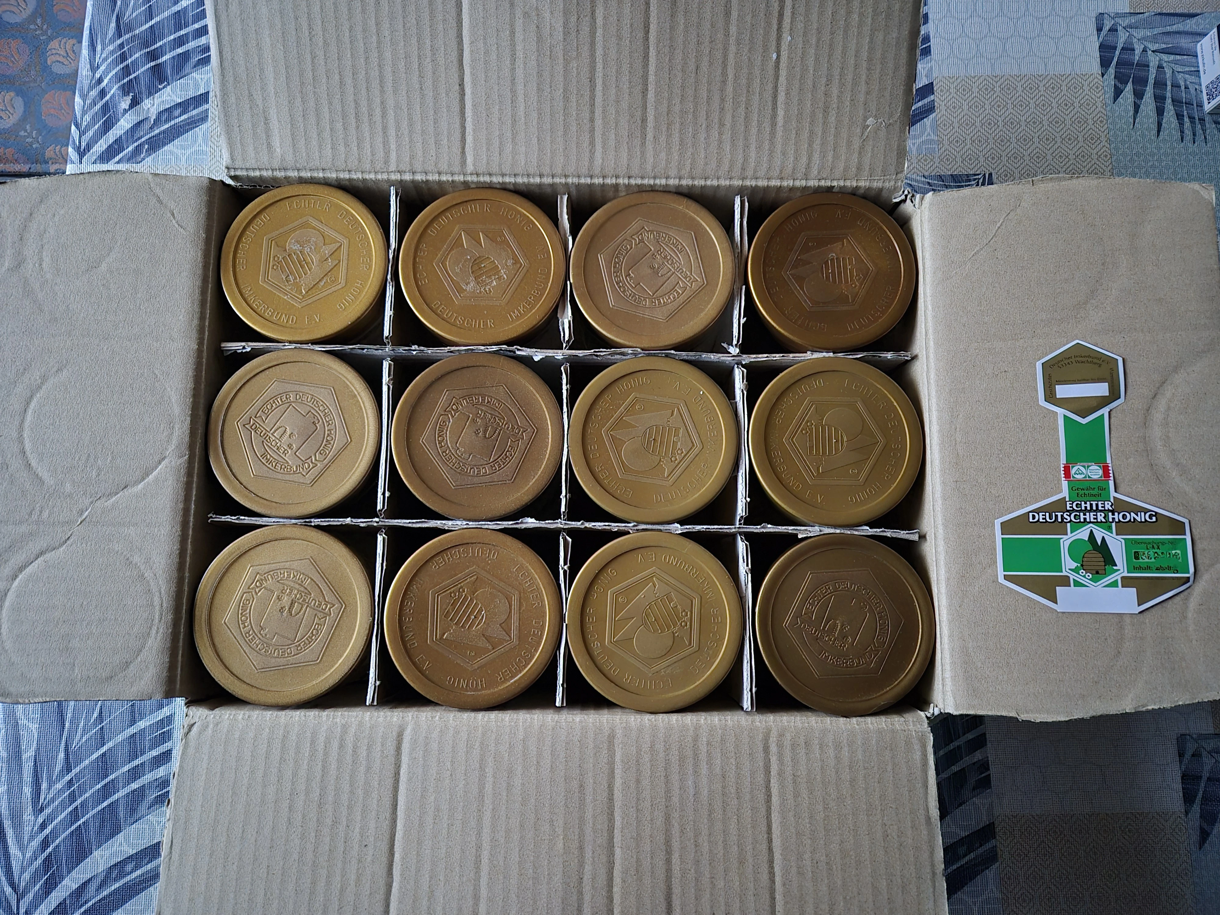 Karton mit Gläsern