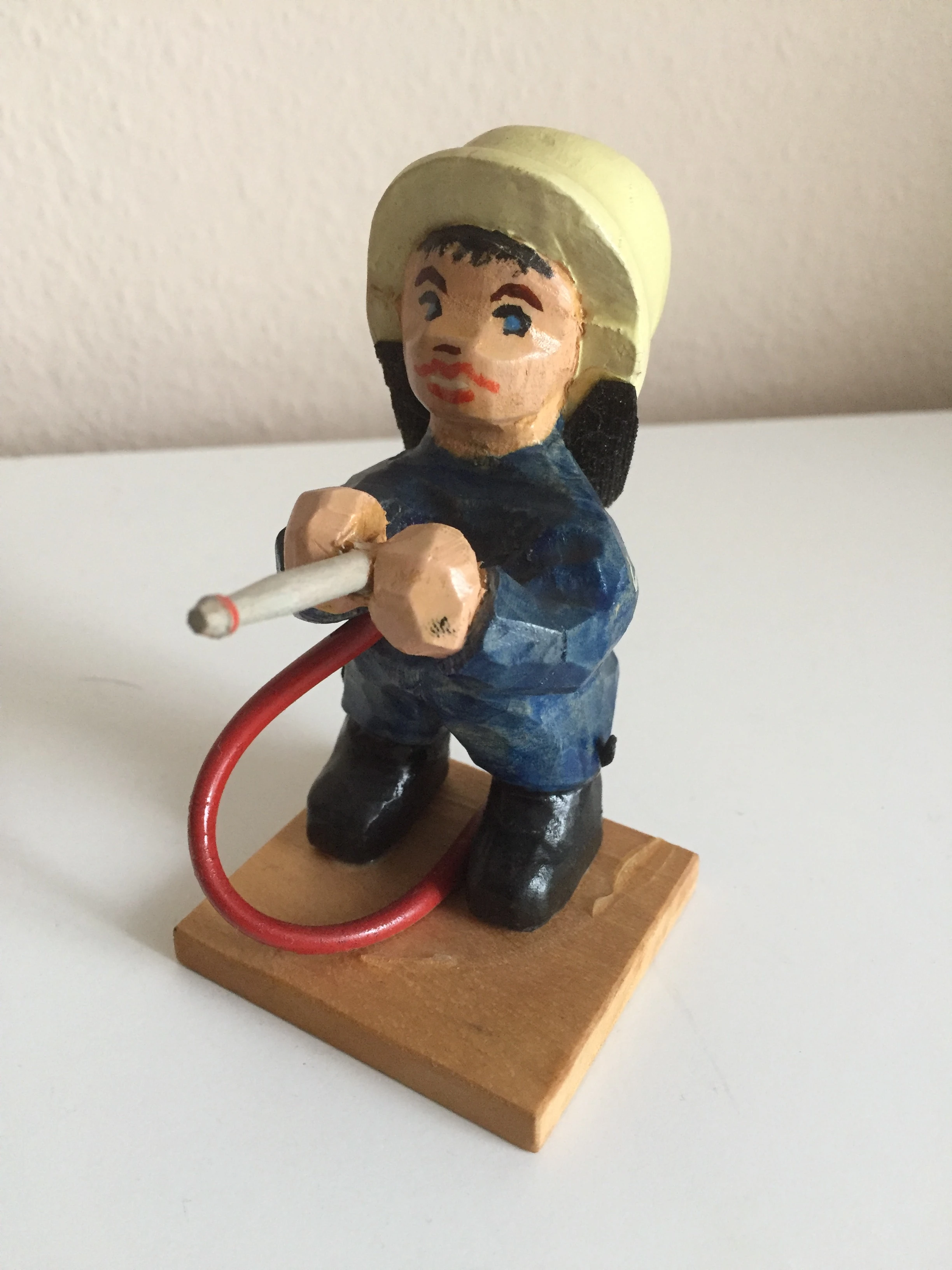   Handgeschnitzter Feuerwehrmann aus Edelholz 