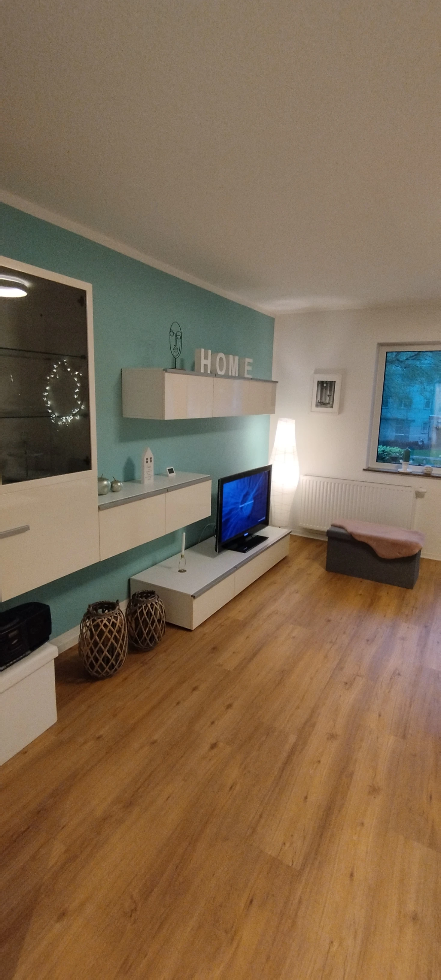 Wohnzimmer mit Zugang zum Balkon