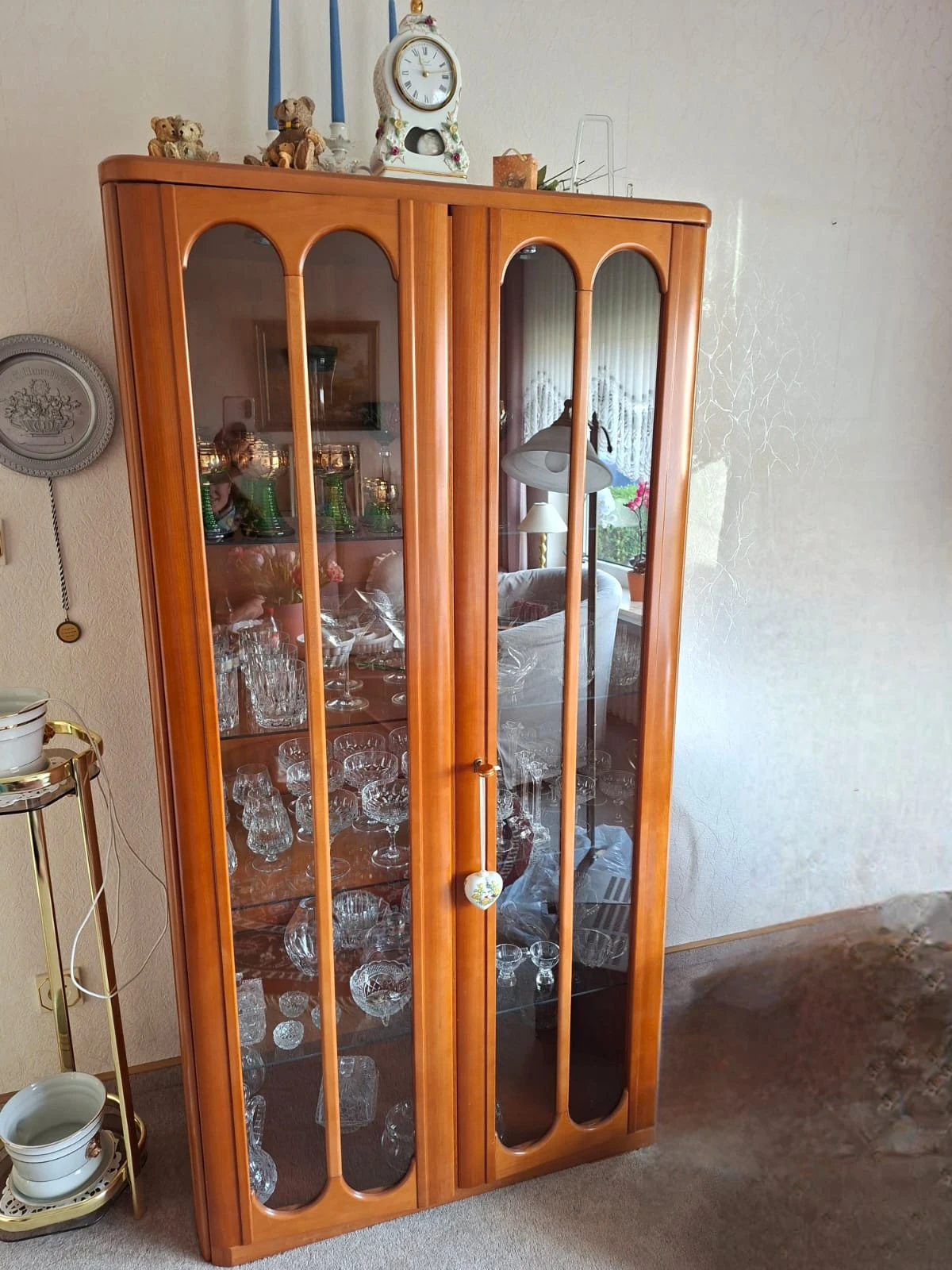 Vitrine in braun mit Glasböden 
