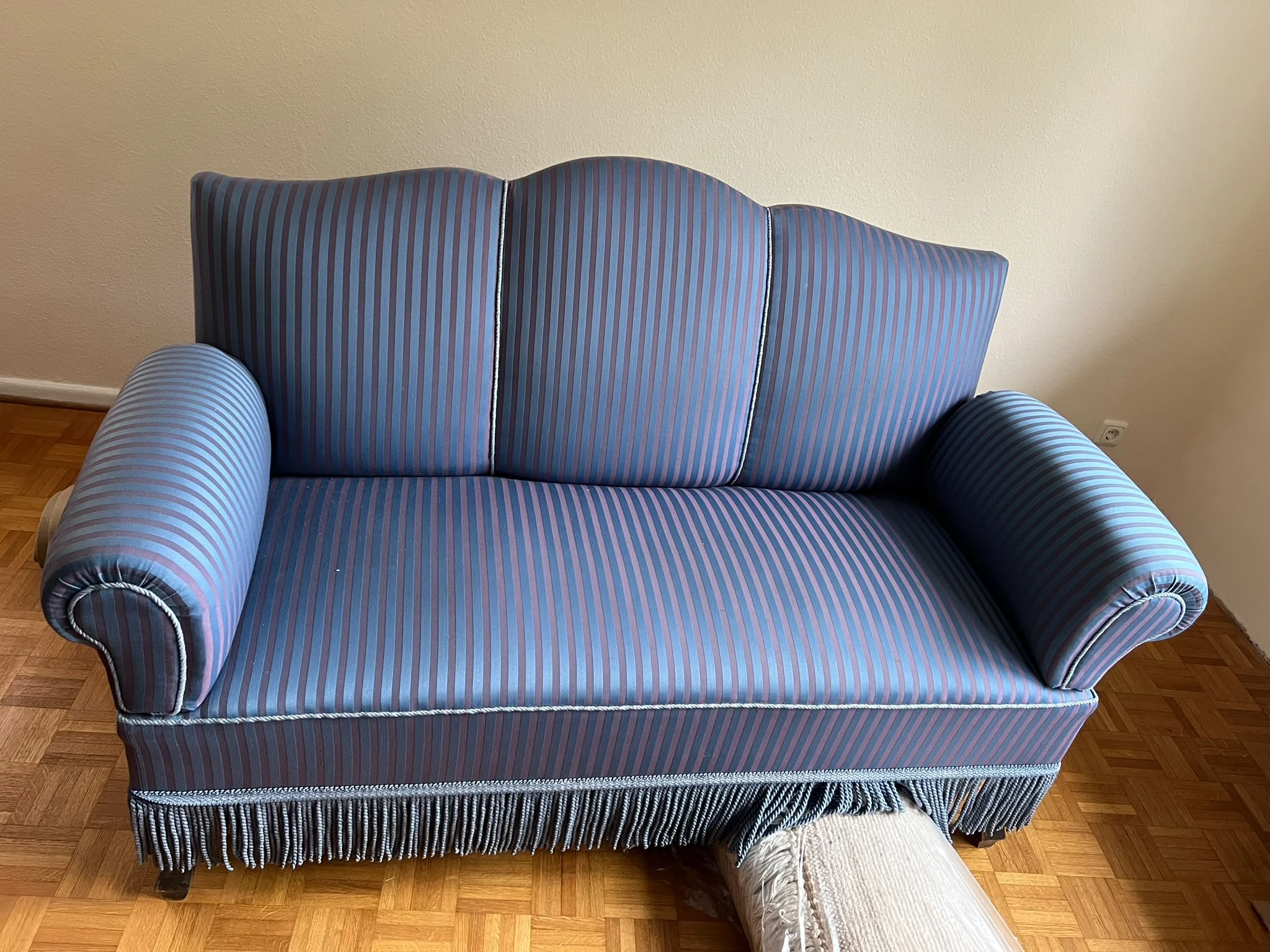 Sofa: 1,65 m breit, 70 cm tief