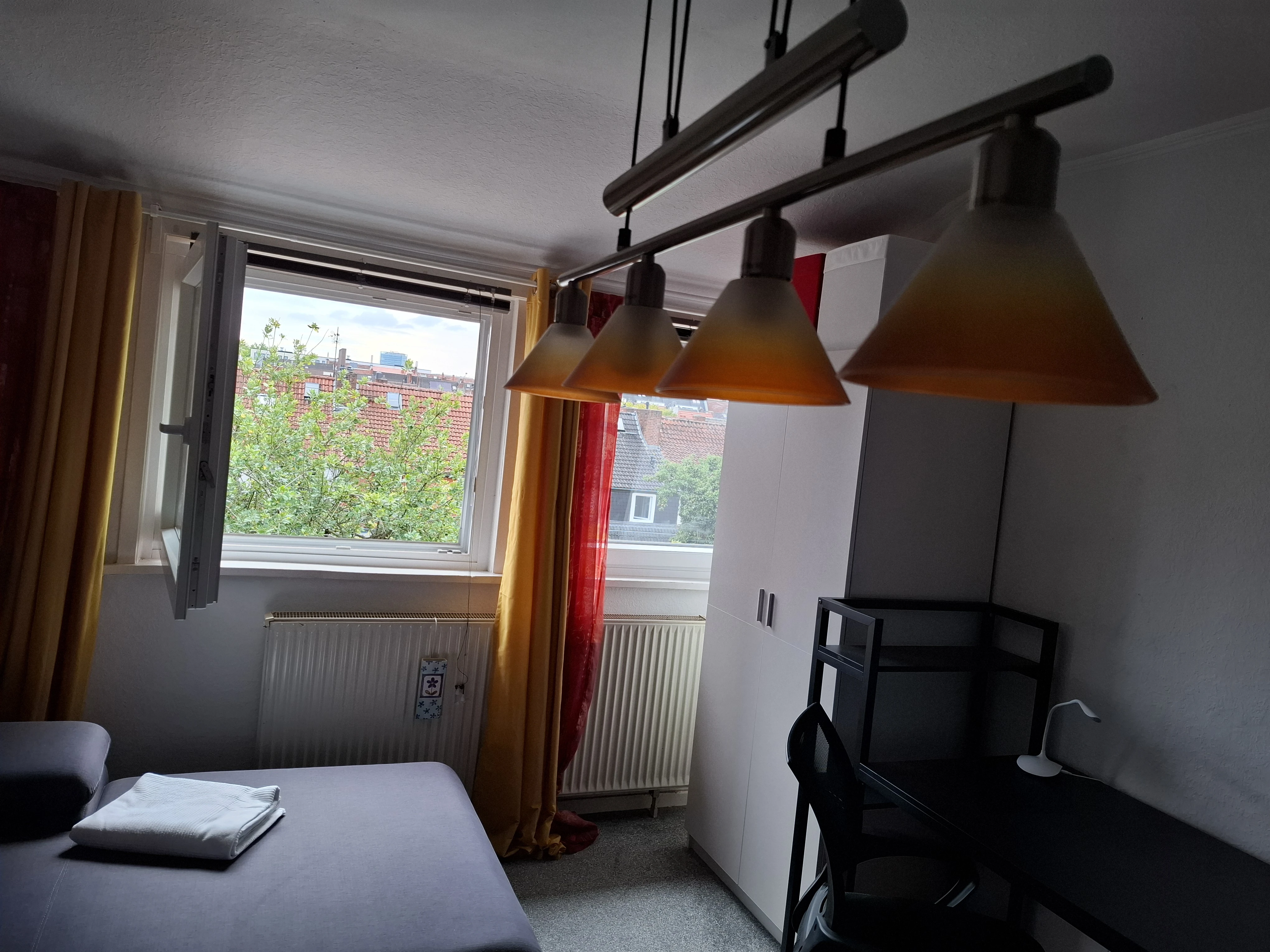 Und hier der Kleiderschrnk und Schreibtisch.