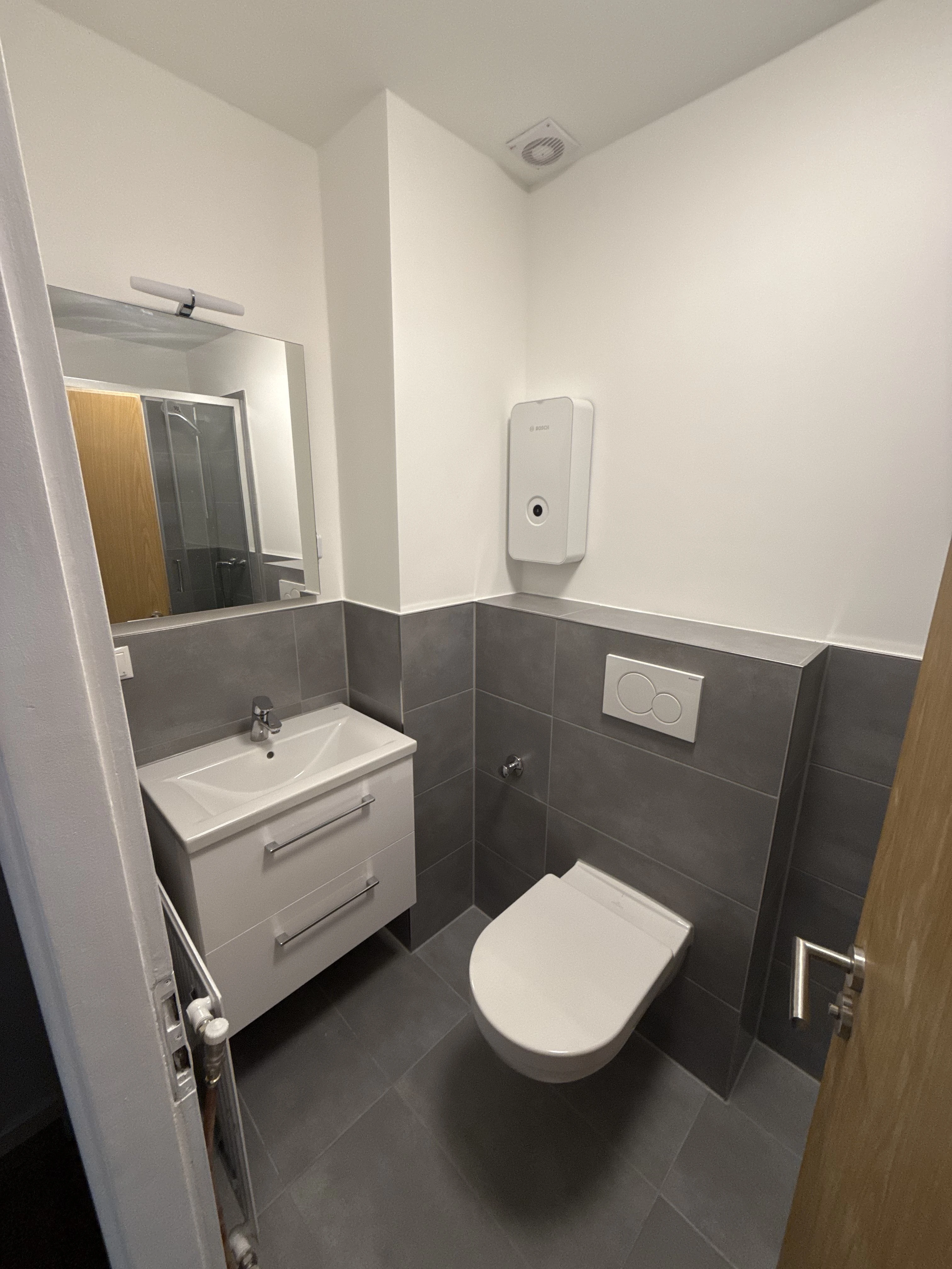 Badezimmer (komplett neu auf allen Etagen vorhanden)