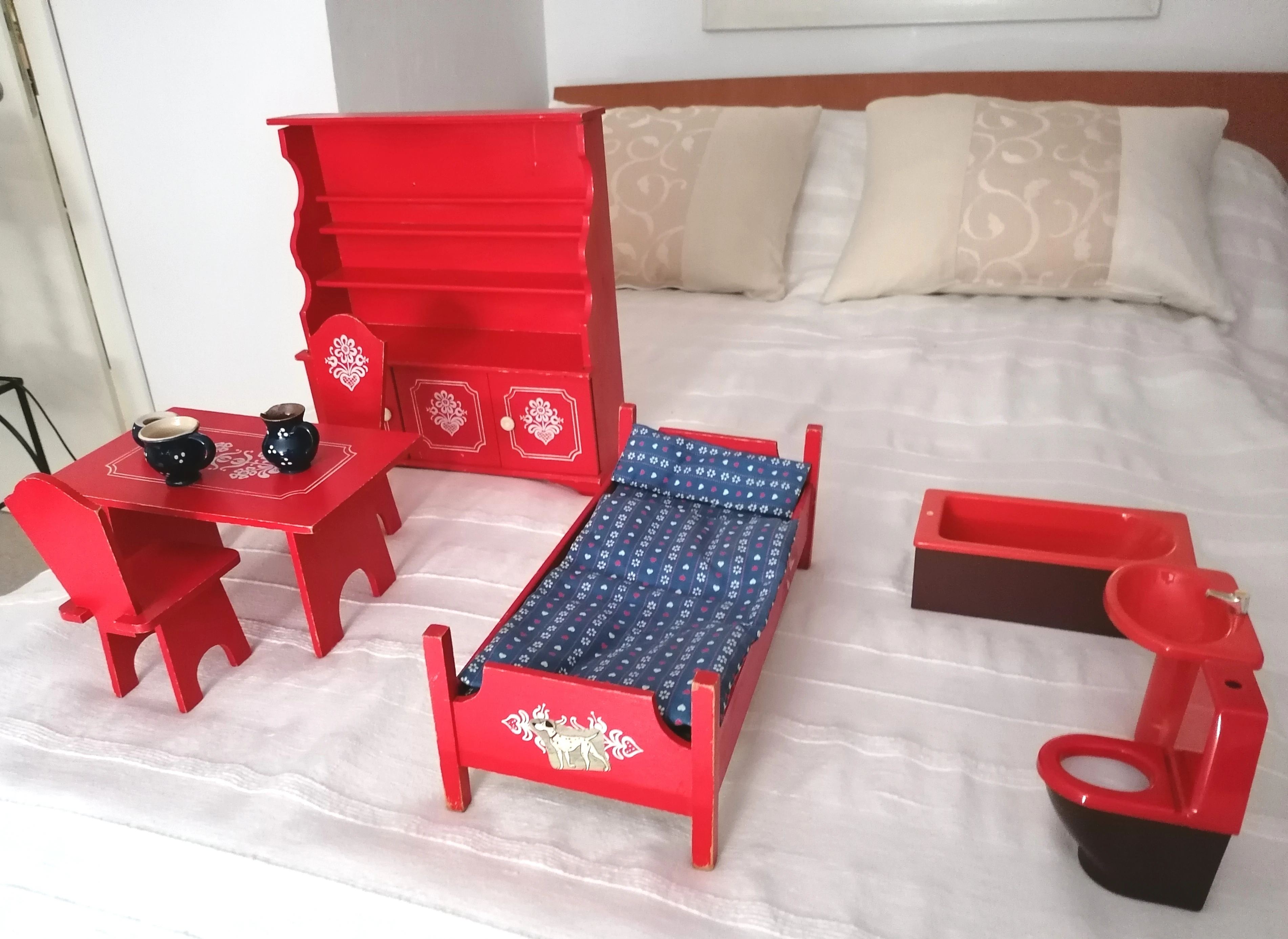 Schrank, Tisch, Stühle, Bett, Bad