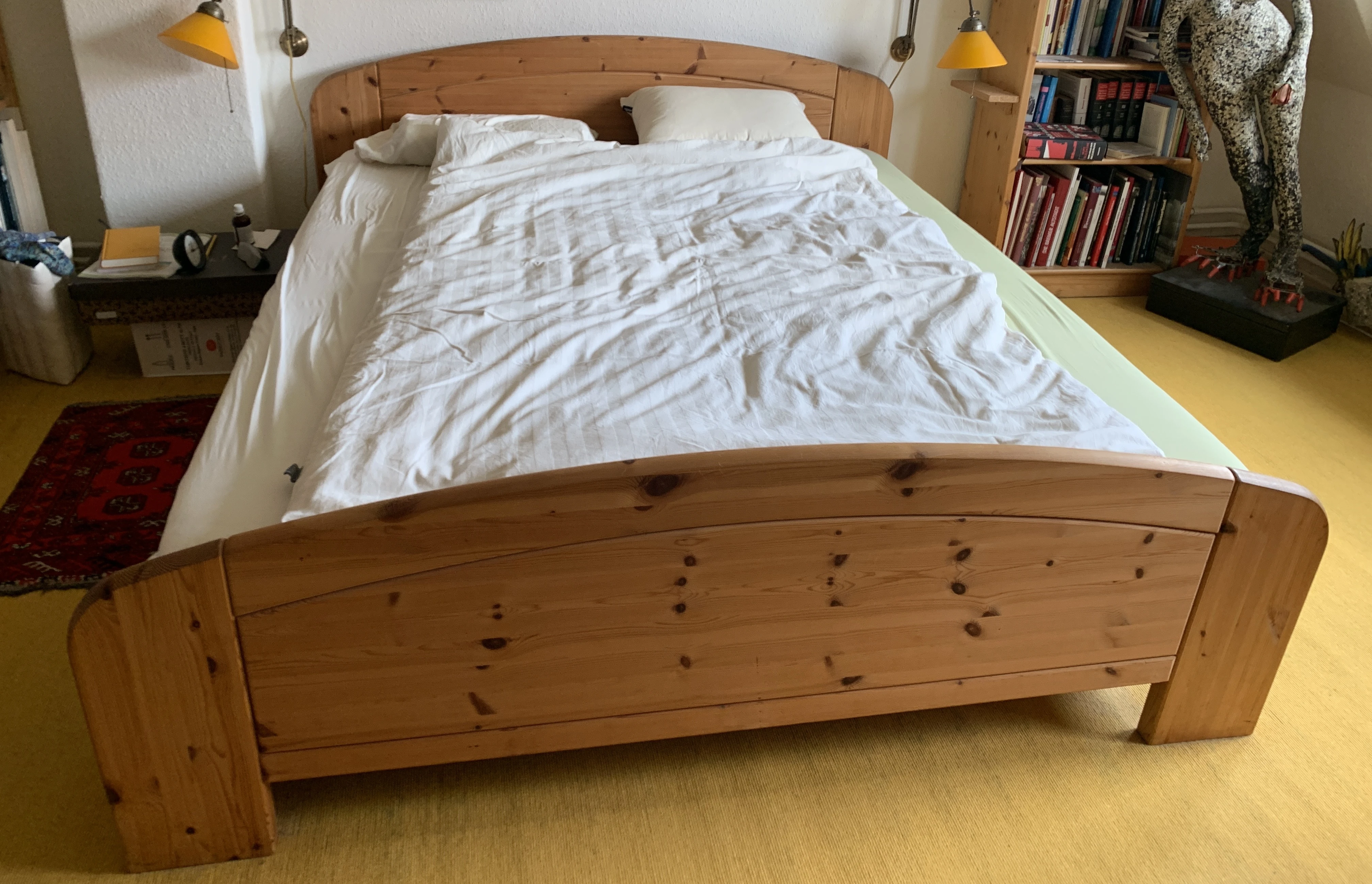 Massivholz-Doppelbett