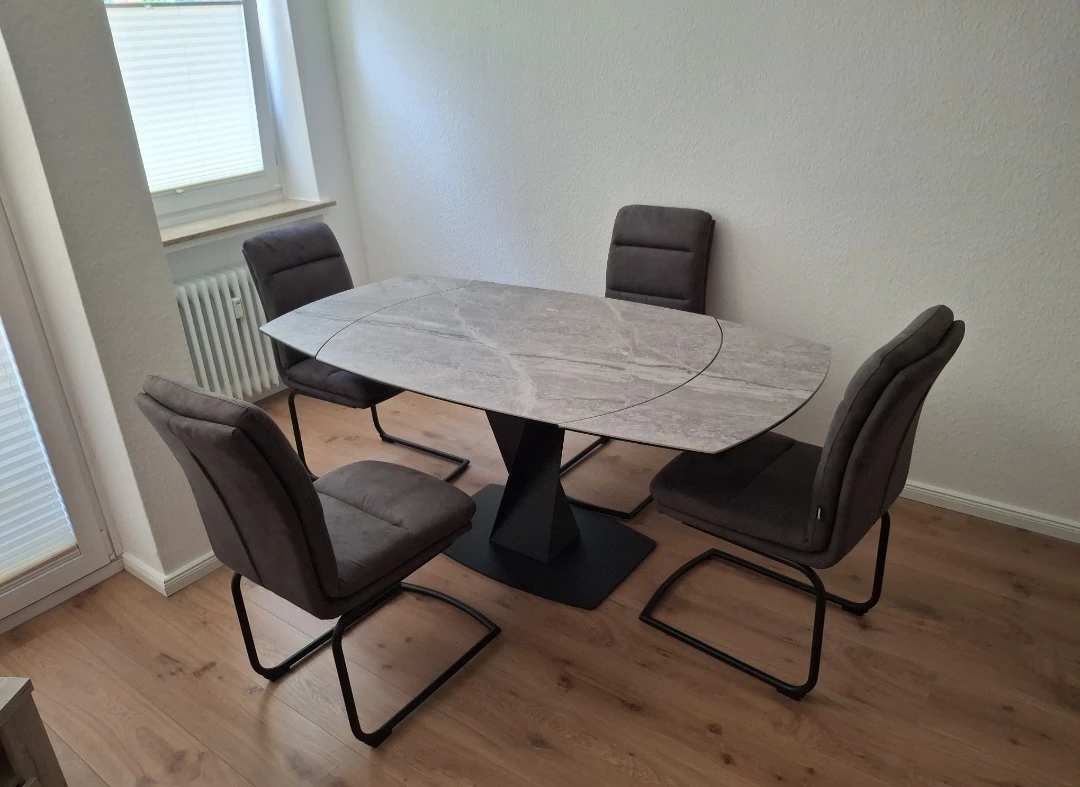Esstisch + 4 Stühle