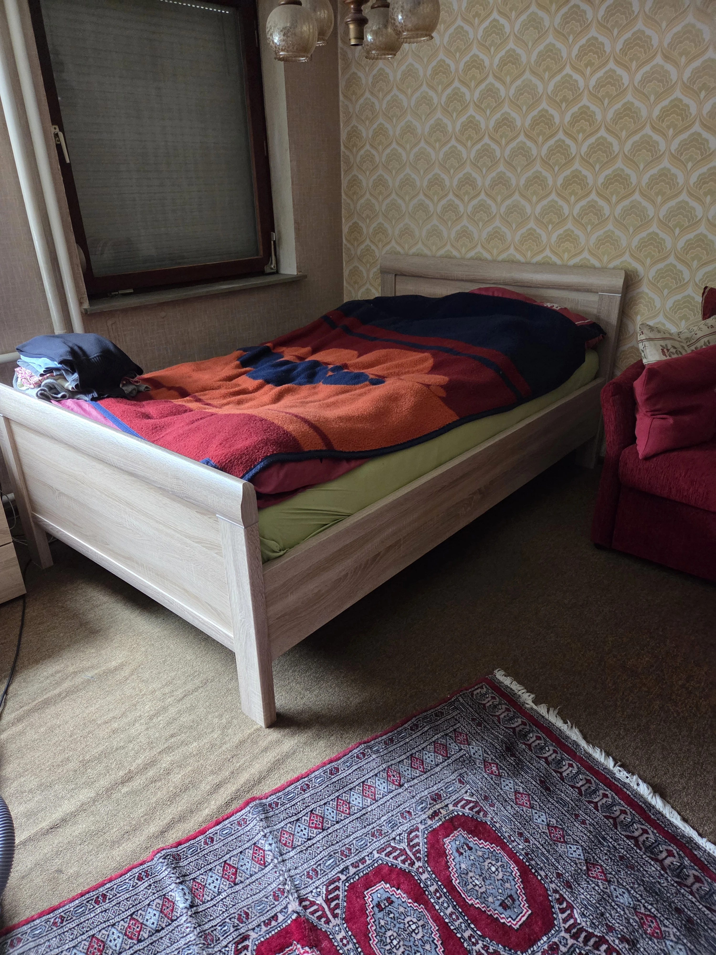 Bett 1,20m breit: 100€