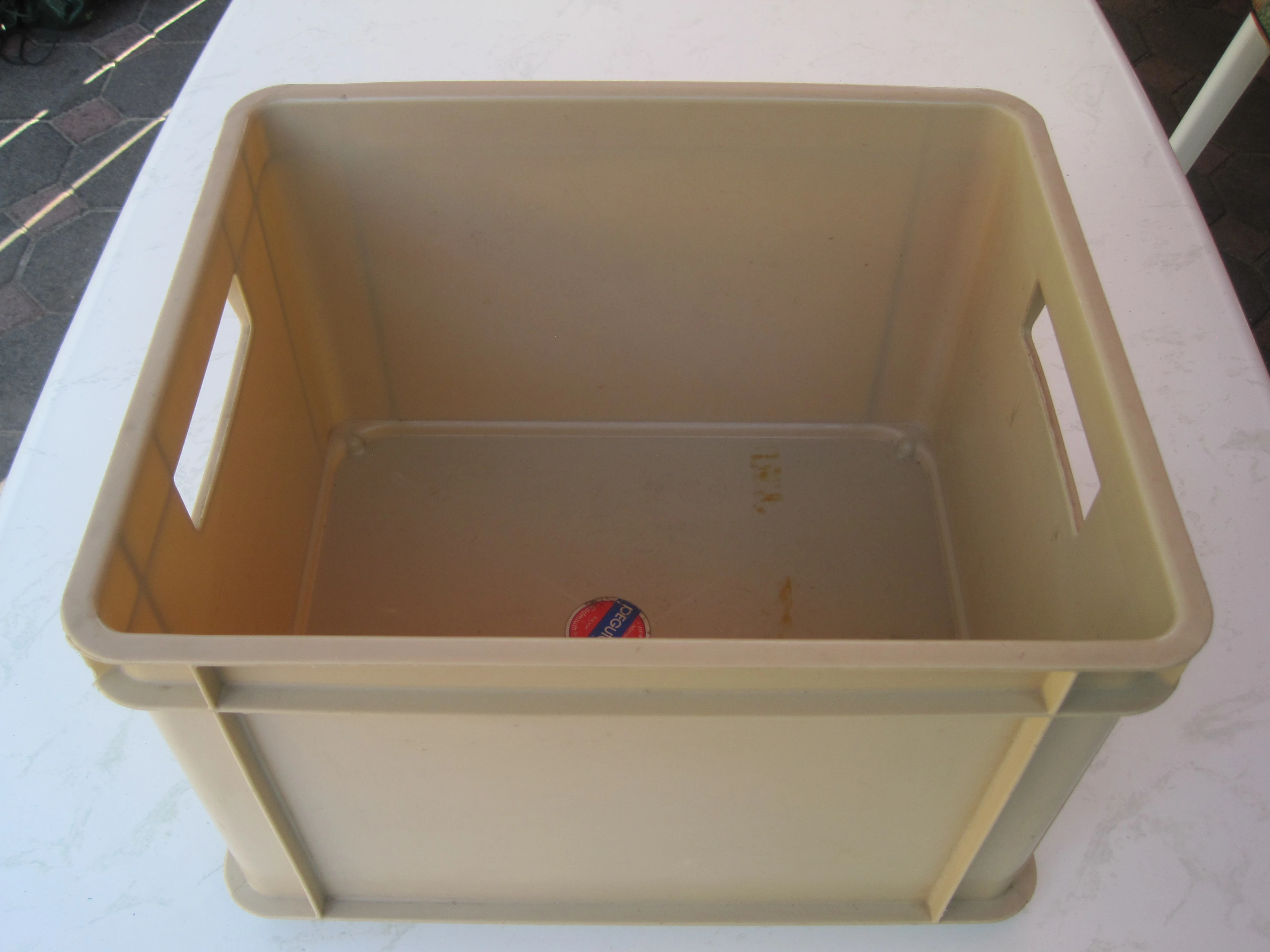 Beige Kiste