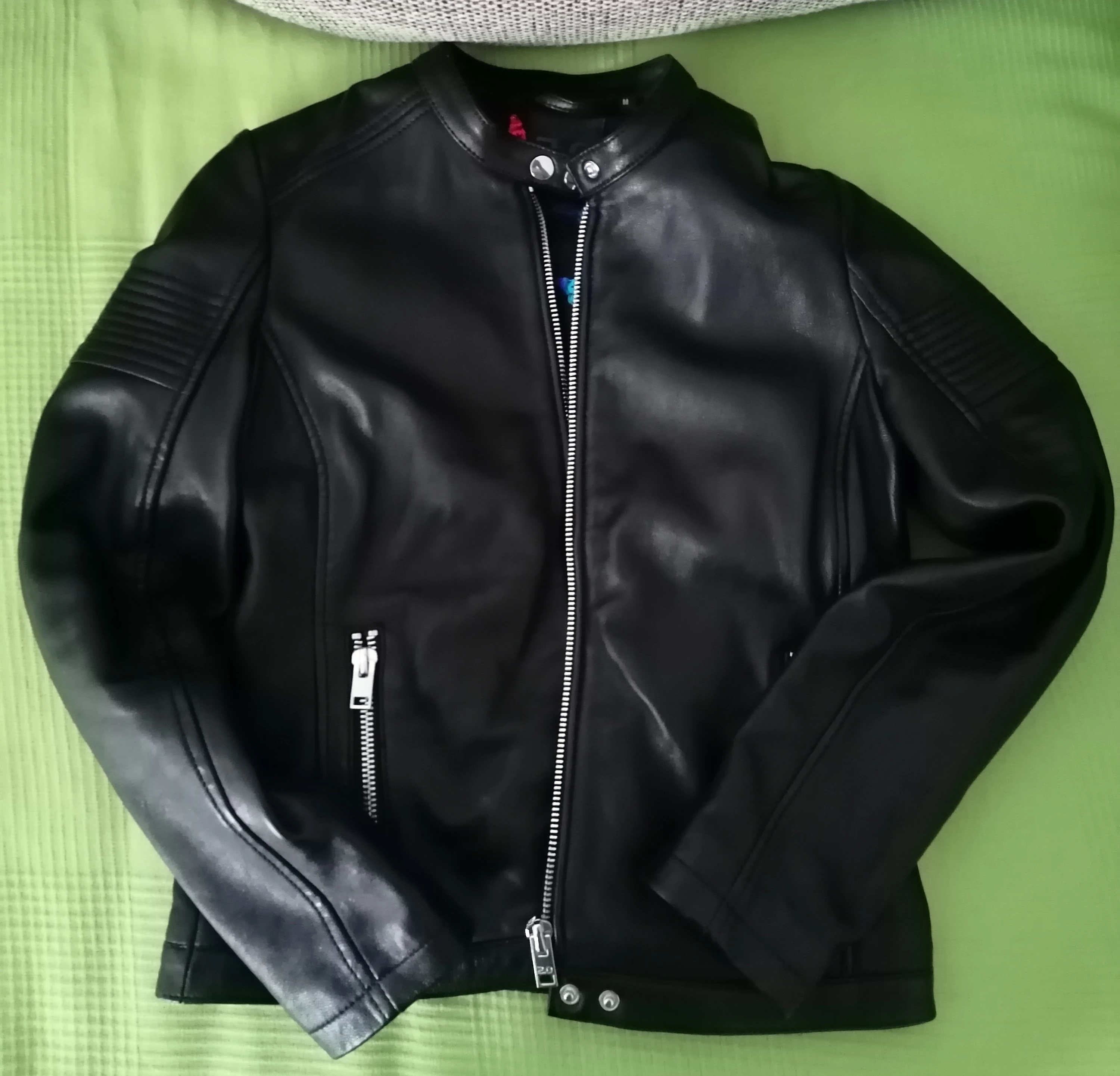 Schwarze Damen-Lederjacke (Vorderansicht) 