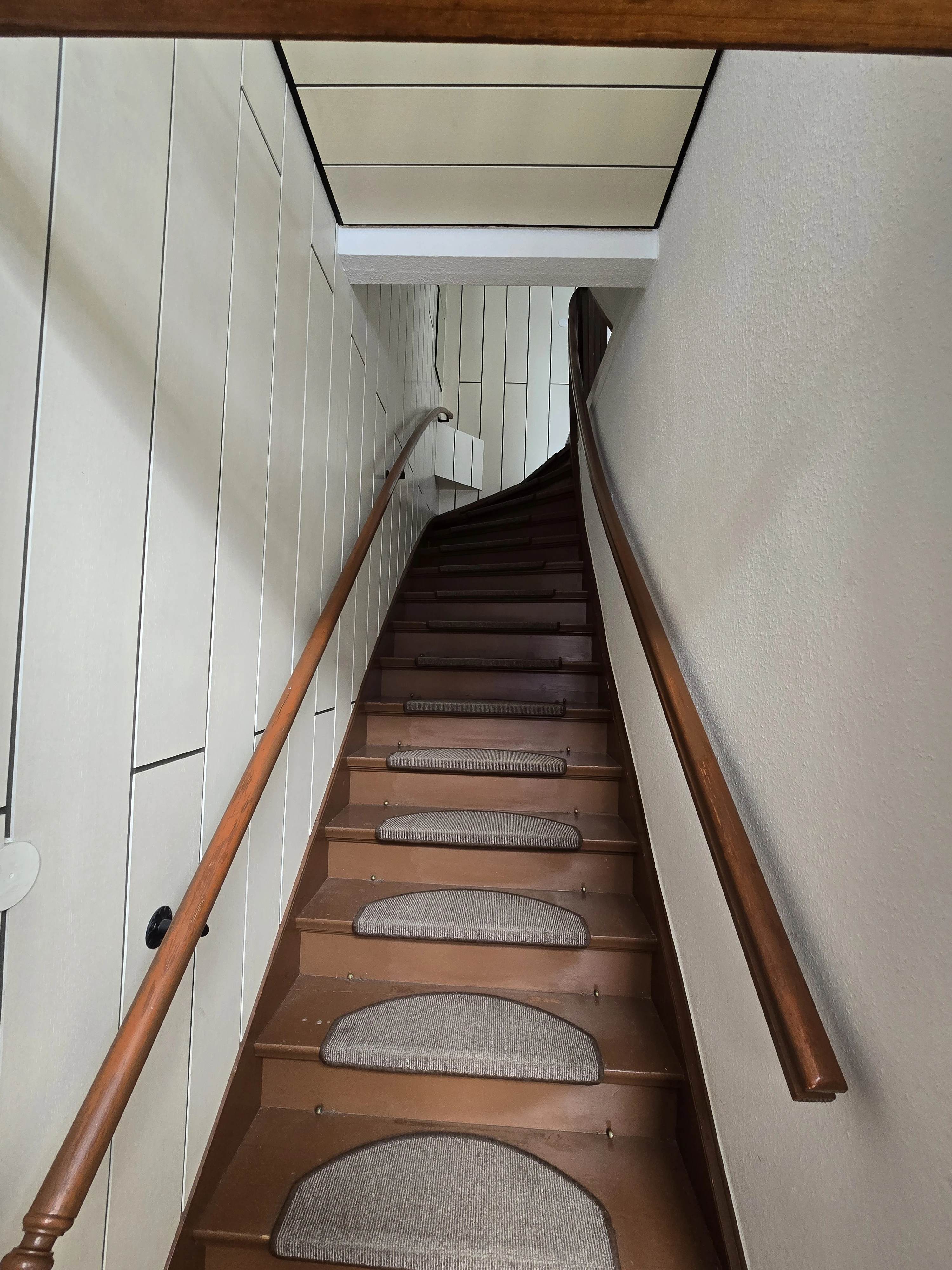 Treppe zur 2 Etagen Wohnung