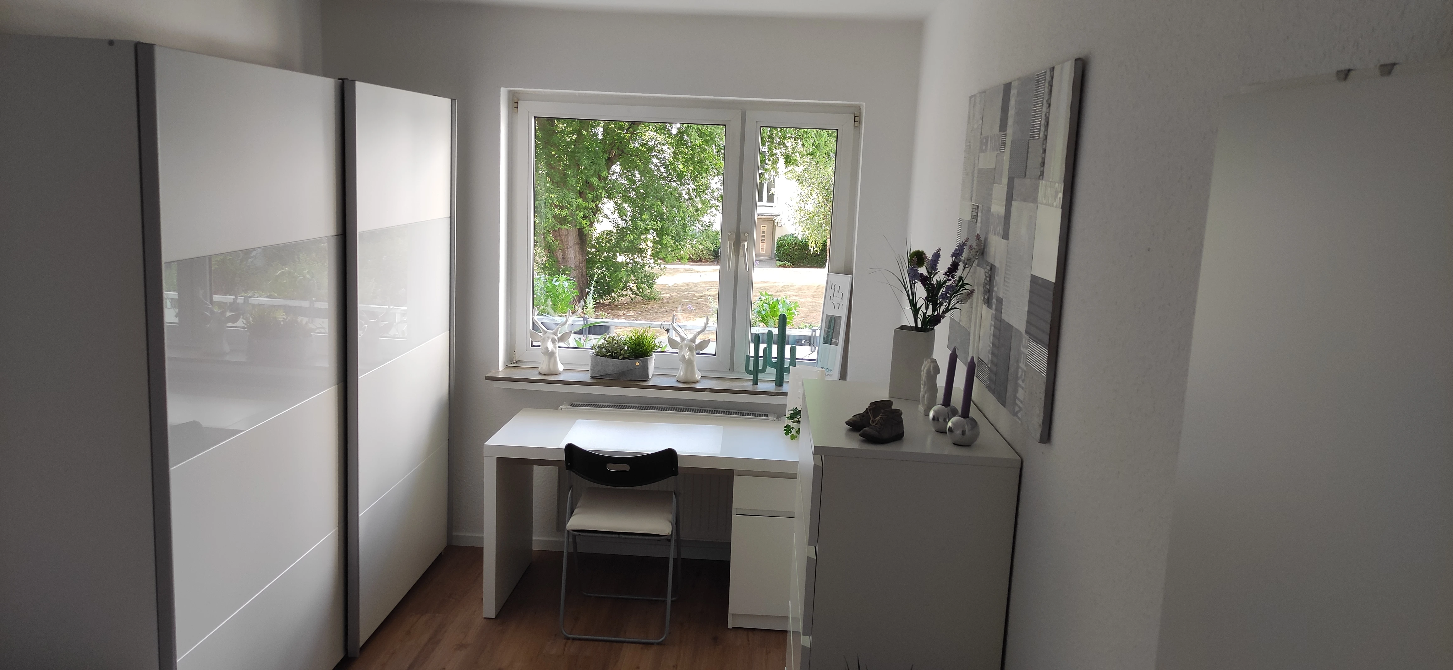 Zimmer mit Blick ins Grüne 
