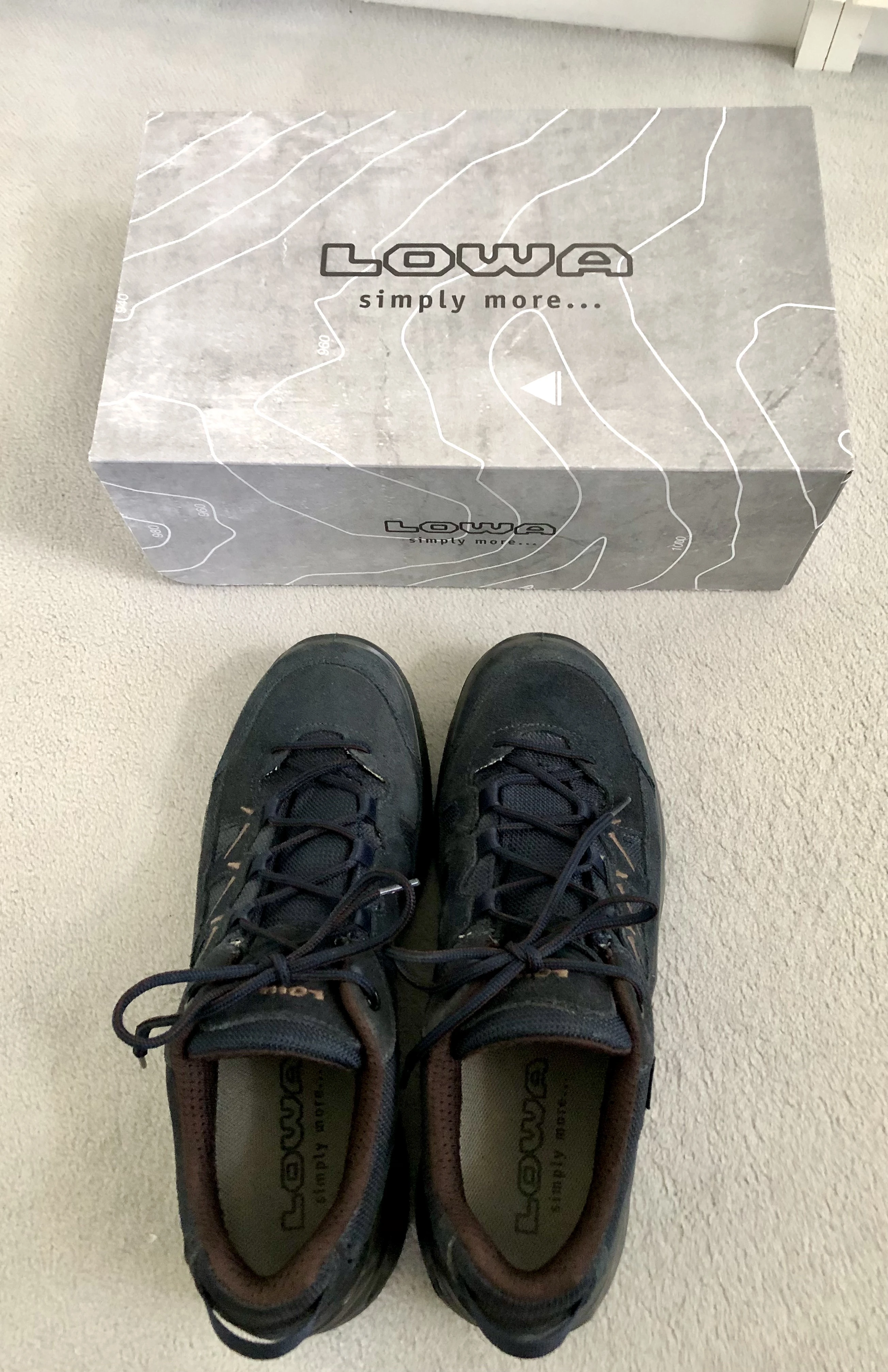 Lowa Wanderschuhe vorne