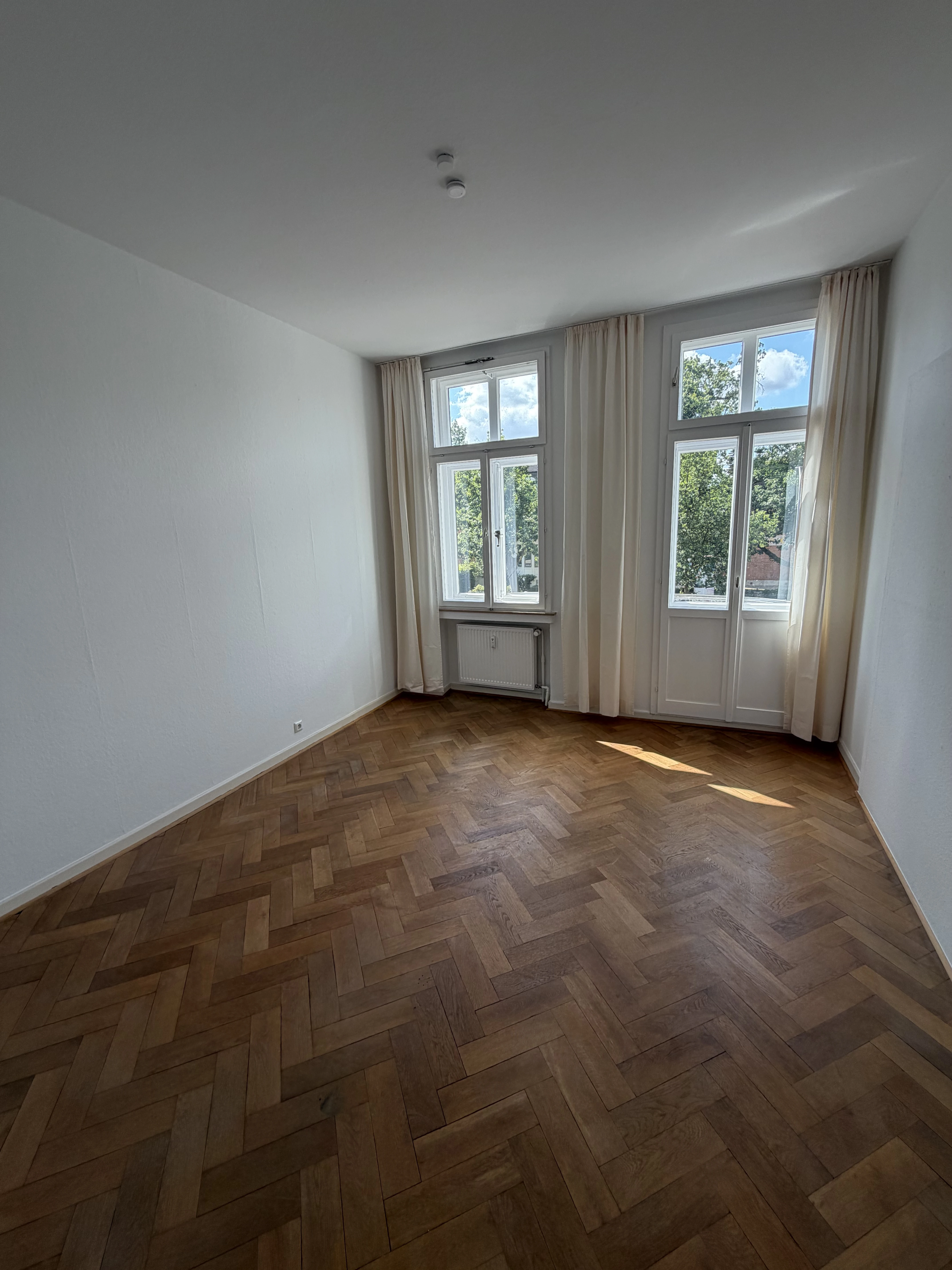 Arbeitszimmer mit Balkon vorne