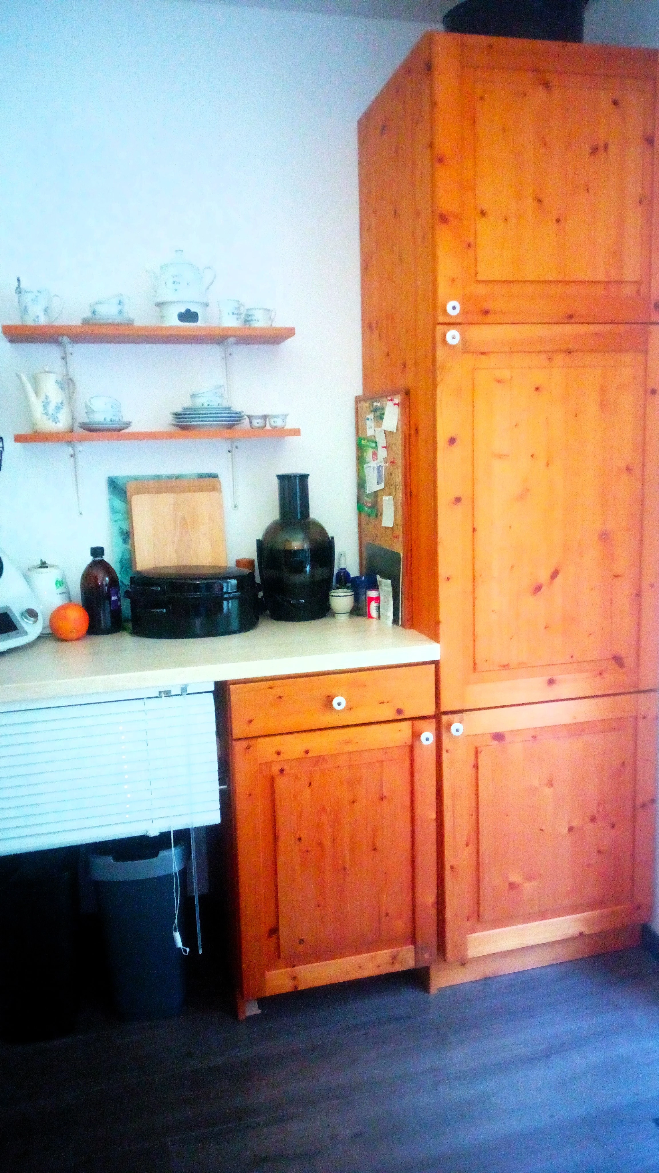 Kühlschrank, Vorratsschränke, Alujalousie vor Mülleimern