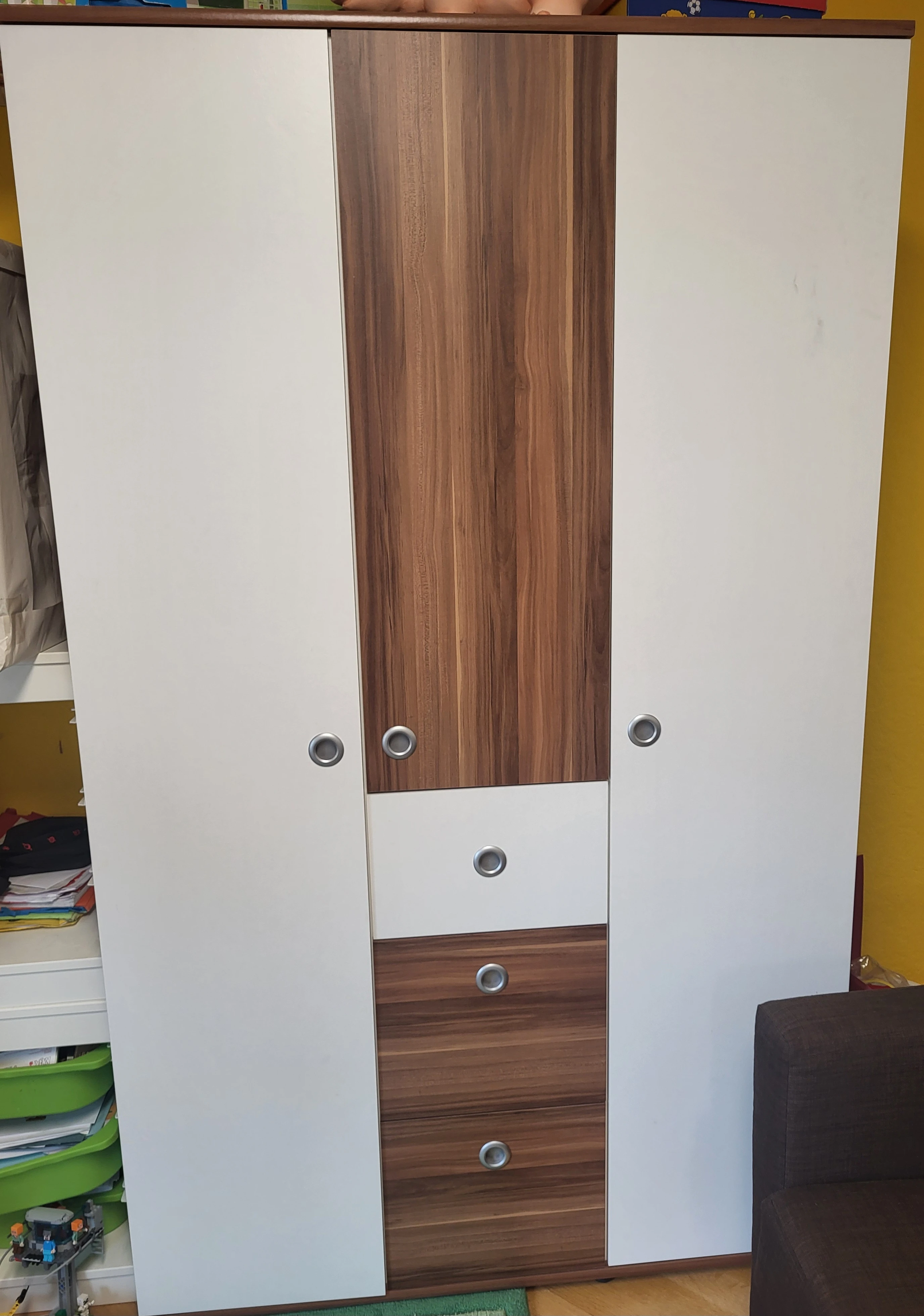 Schrank mit geschlossenen Türen 