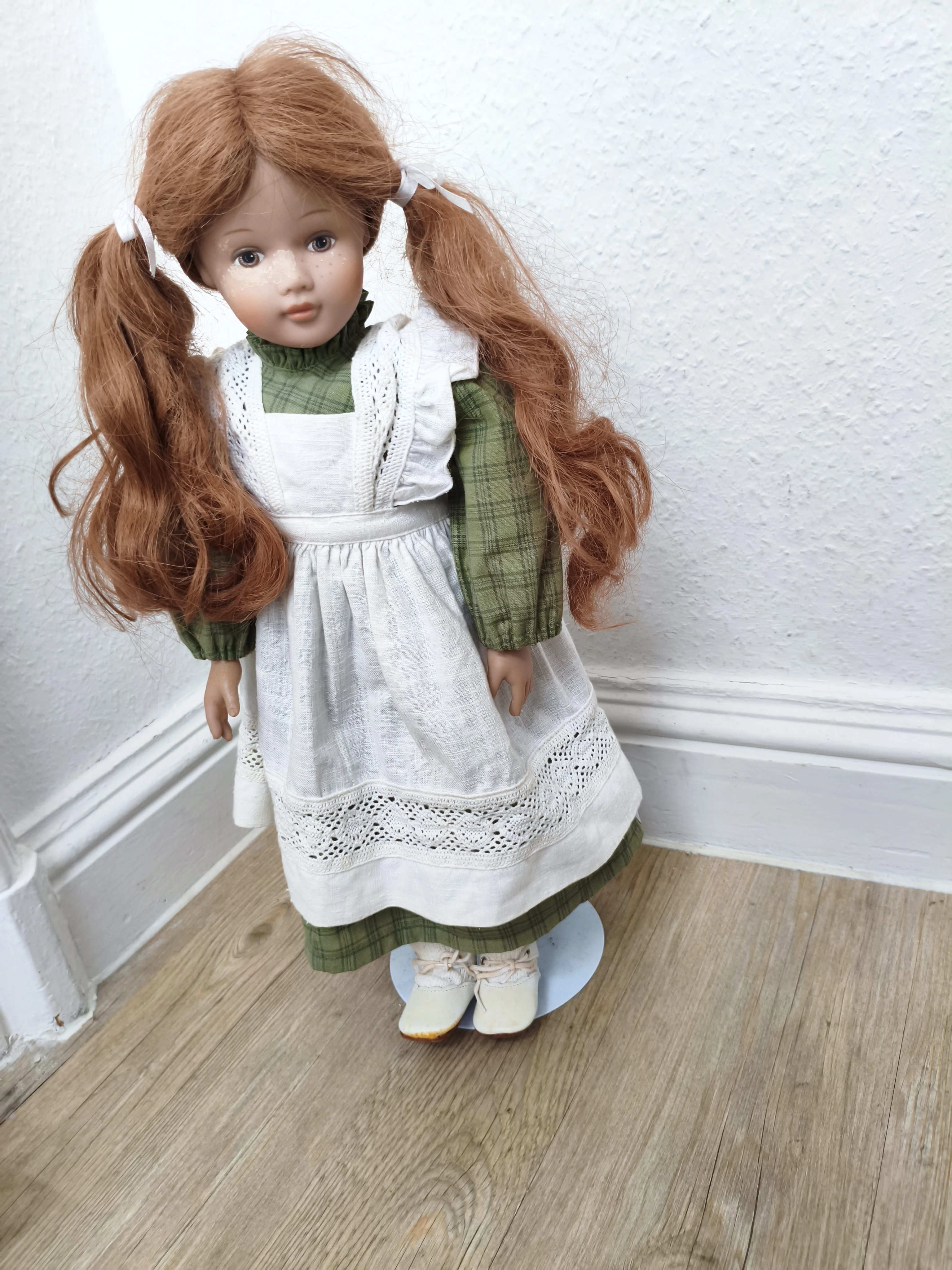 Schöne Puppe mit alter Kleidung
